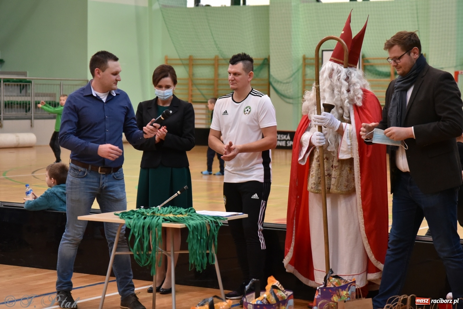 Zdjęcie w galerii na portalu naszraciborz.pl: Mikołajkowy turniej piłkarski w Arenie Rafako [FOTO i WIDEO] wiadomości z regionu