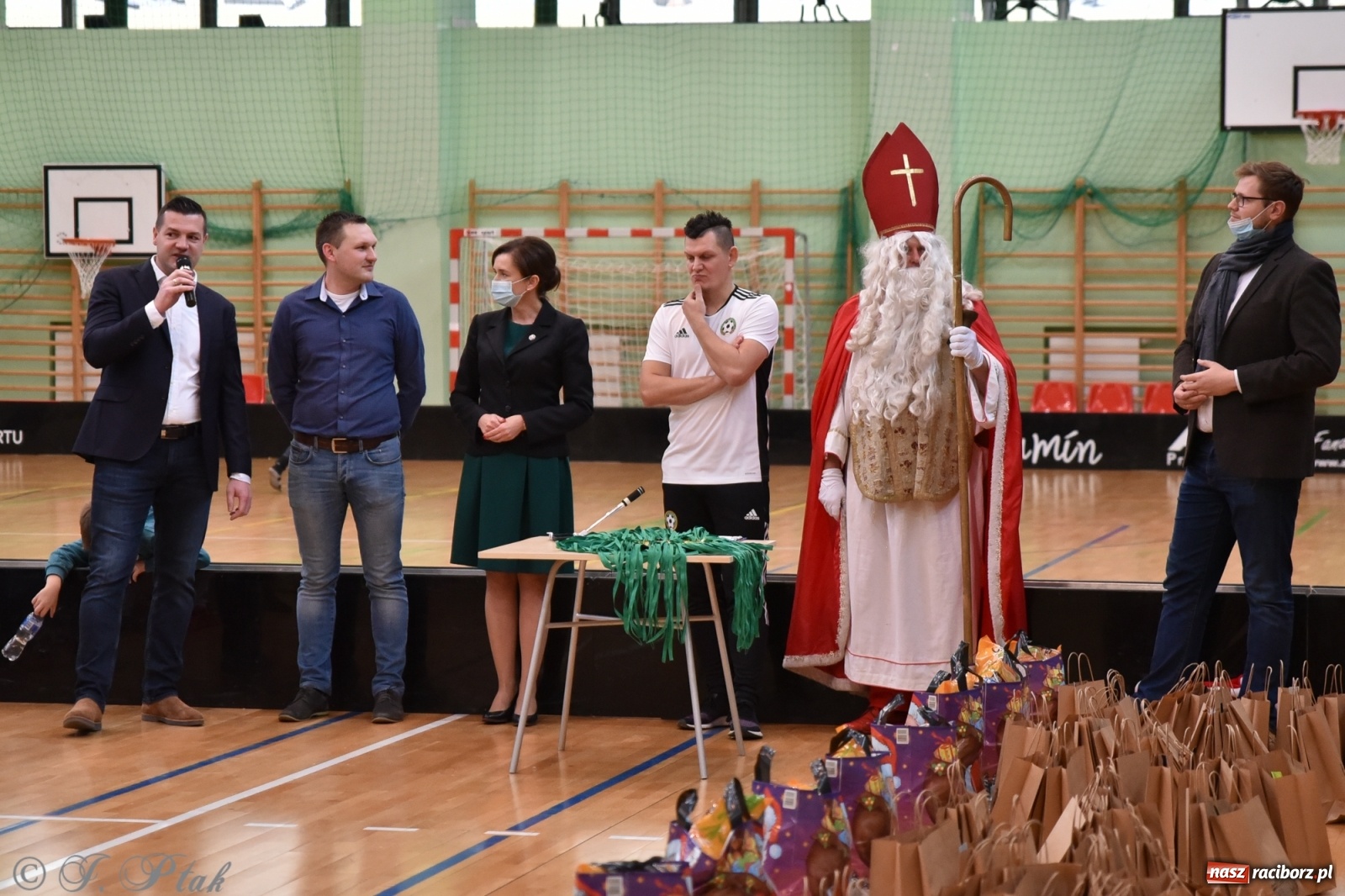 Zdjęcie w galerii na portalu naszraciborz.pl: Mikołajkowy turniej piłkarski w Arenie Rafako [FOTO i WIDEO] wiadomości z regionu