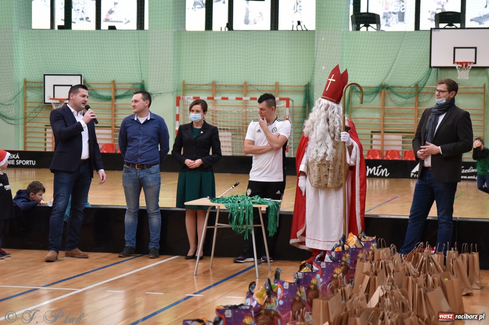 Zdjęcie w galerii na portalu naszraciborz.pl: Mikołajkowy turniej piłkarski w Arenie Rafako [FOTO i WIDEO] wiadomości z regionu