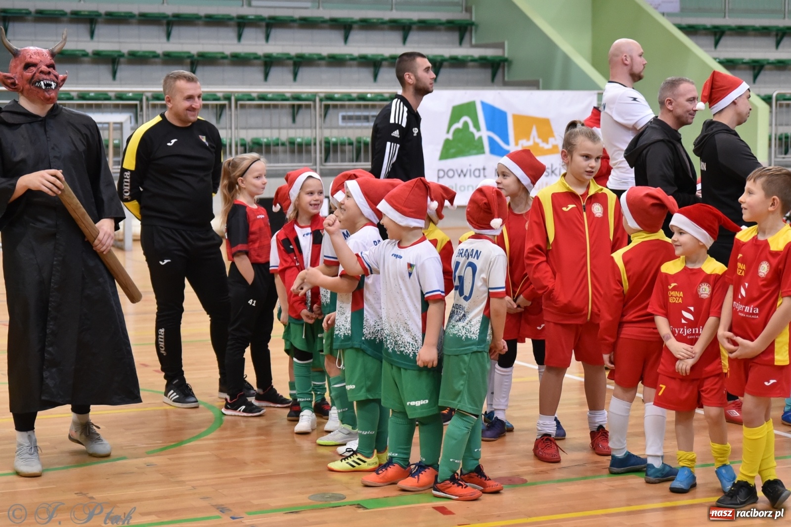 Zdjęcie w galerii na portalu naszraciborz.pl: Mikołajkowy turniej piłkarski w Arenie Rafako [FOTO i WIDEO] wiadomości z regionu