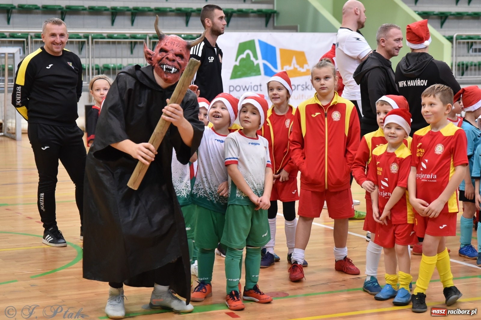 Zdjęcie w galerii na portalu naszraciborz.pl: Mikołajkowy turniej piłkarski w Arenie Rafako [FOTO i WIDEO] wiadomości z regionu