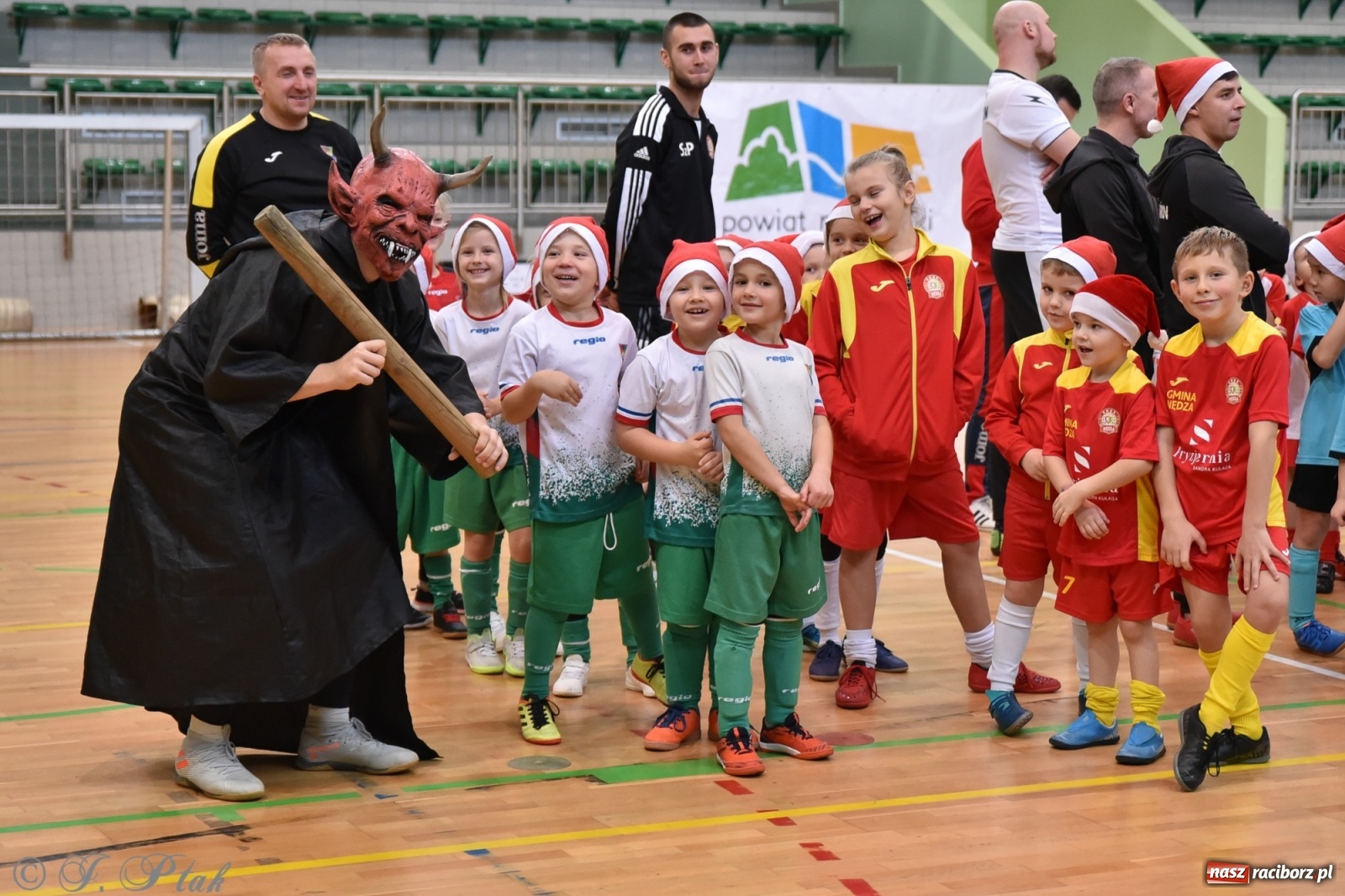 Zdjęcie w galerii na portalu naszraciborz.pl: Mikołajkowy turniej piłkarski w Arenie Rafako [FOTO i WIDEO] wiadomości z regionu