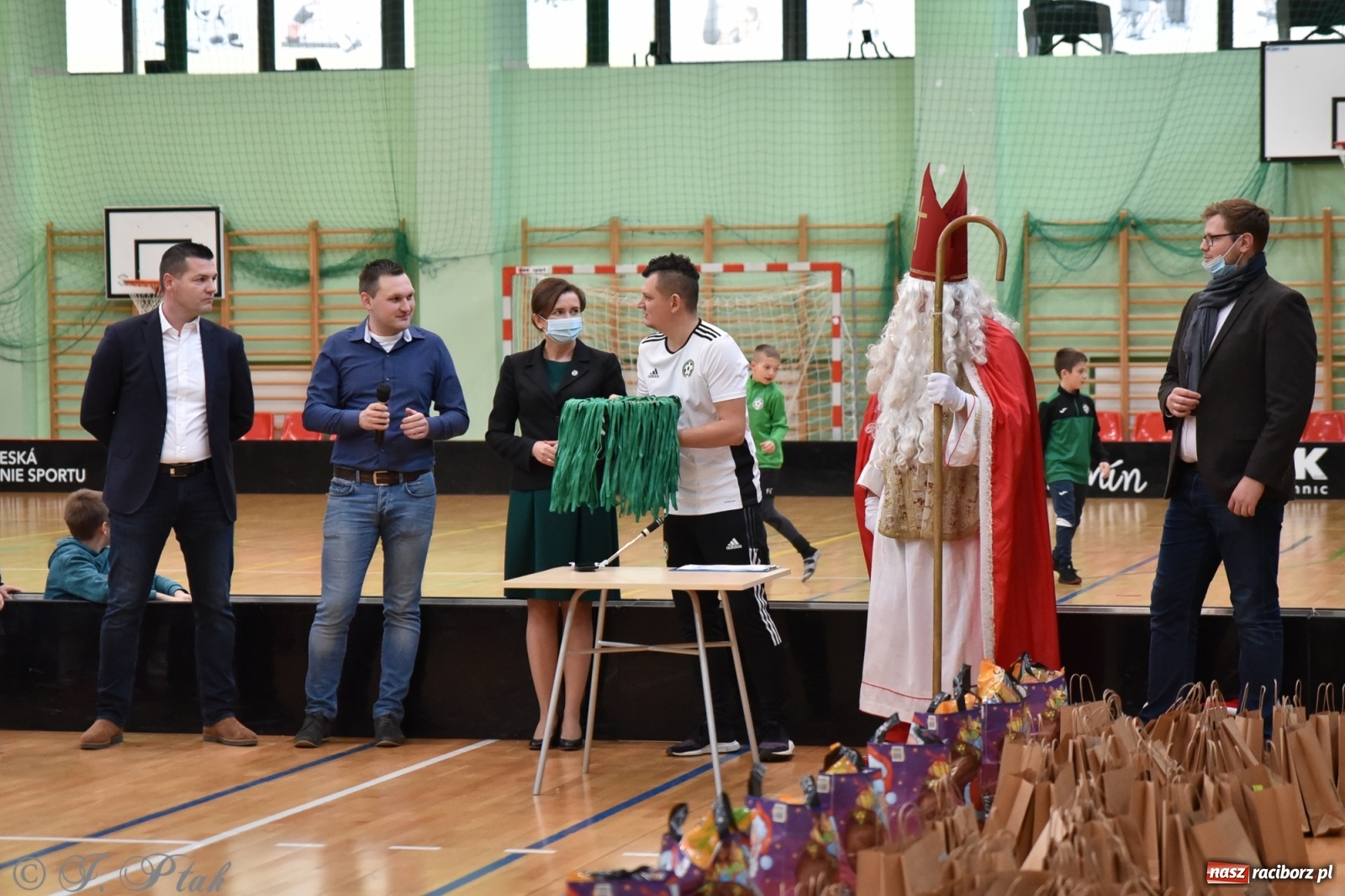 Zdjęcie w galerii na portalu naszraciborz.pl: Mikołajkowy turniej piłkarski w Arenie Rafako [FOTO i WIDEO] wiadomości z regionu