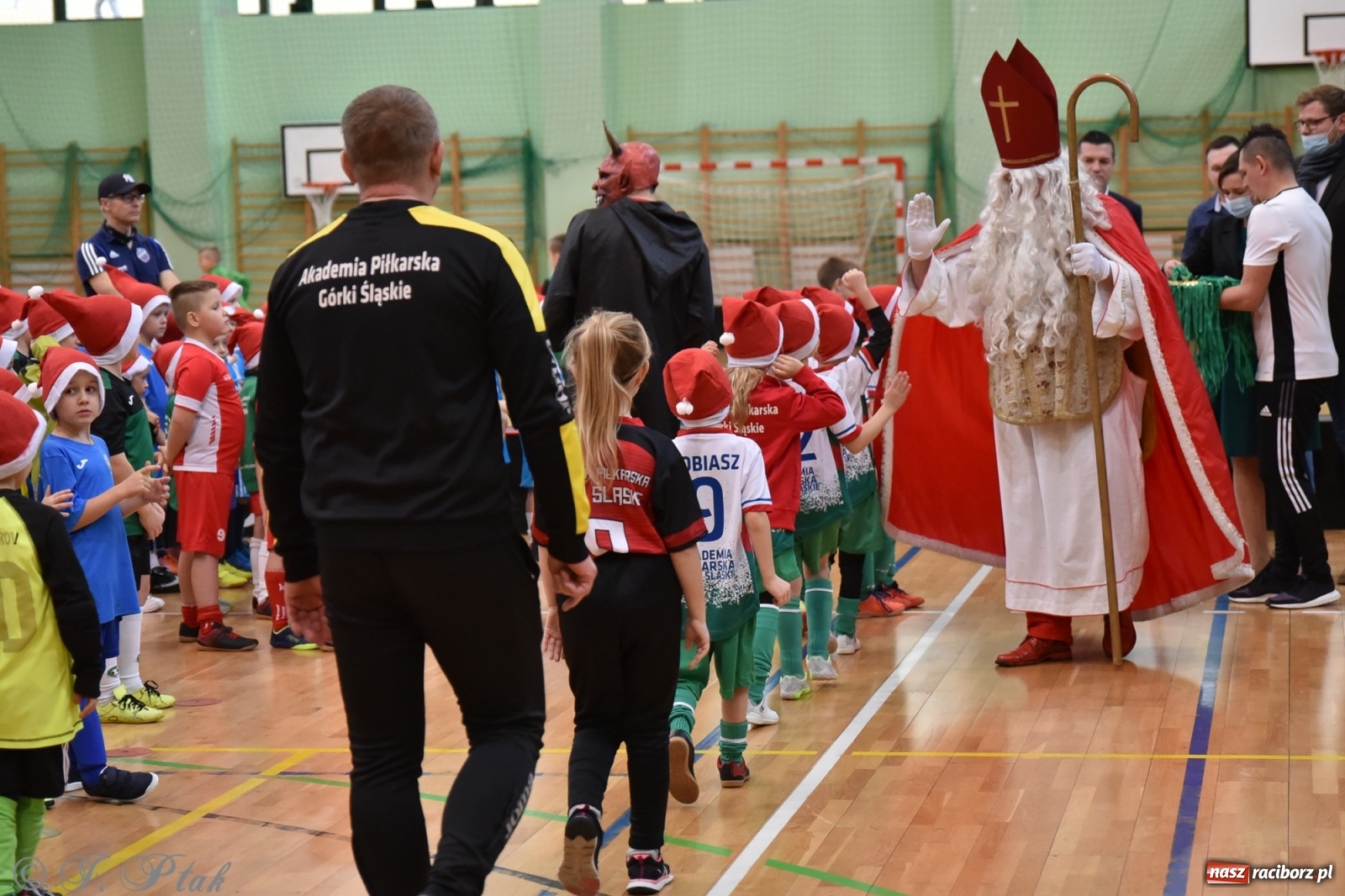 Zdjęcie w galerii na portalu naszraciborz.pl: Mikołajkowy turniej piłkarski w Arenie Rafako [FOTO i WIDEO] wiadomości z regionu