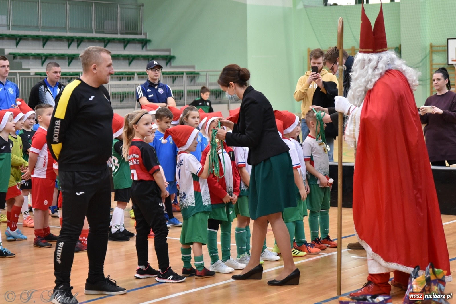 Zdjęcie w galerii na portalu naszraciborz.pl: Mikołajkowy turniej piłkarski w Arenie Rafako [FOTO i WIDEO] wiadomości z regionu