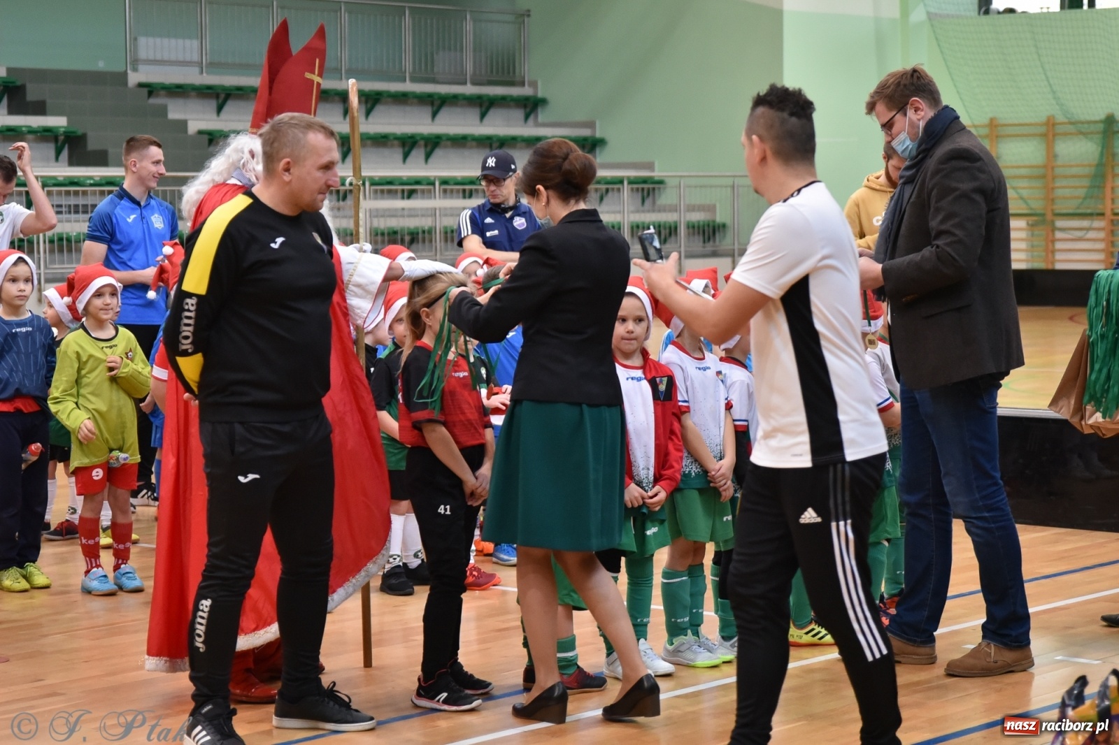 Zdjęcie w galerii na portalu naszraciborz.pl: Mikołajkowy turniej piłkarski w Arenie Rafako [FOTO i WIDEO] wiadomości z regionu