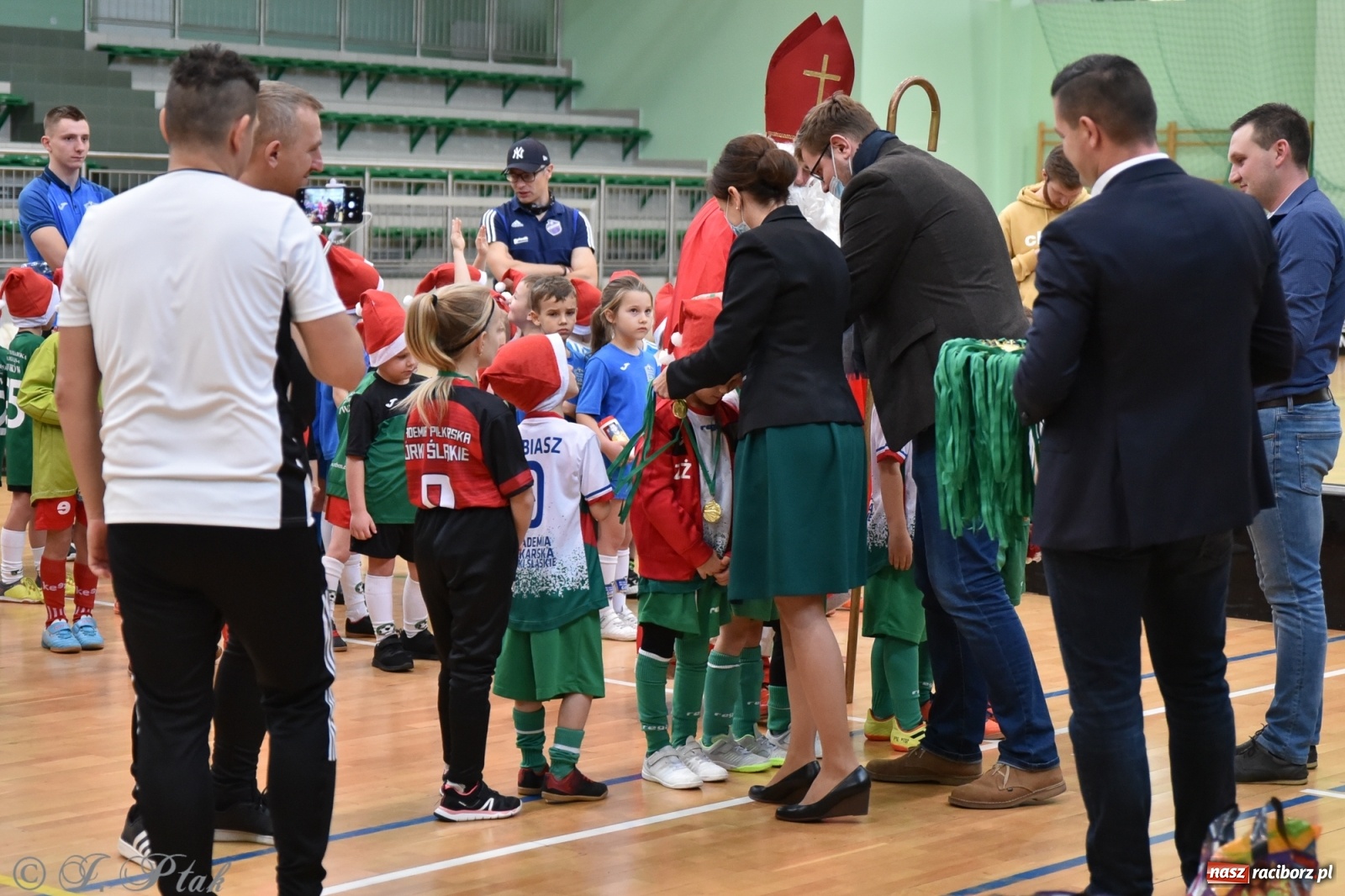Zdjęcie w galerii na portalu naszraciborz.pl: Mikołajkowy turniej piłkarski w Arenie Rafako [FOTO i WIDEO] wiadomości z regionu