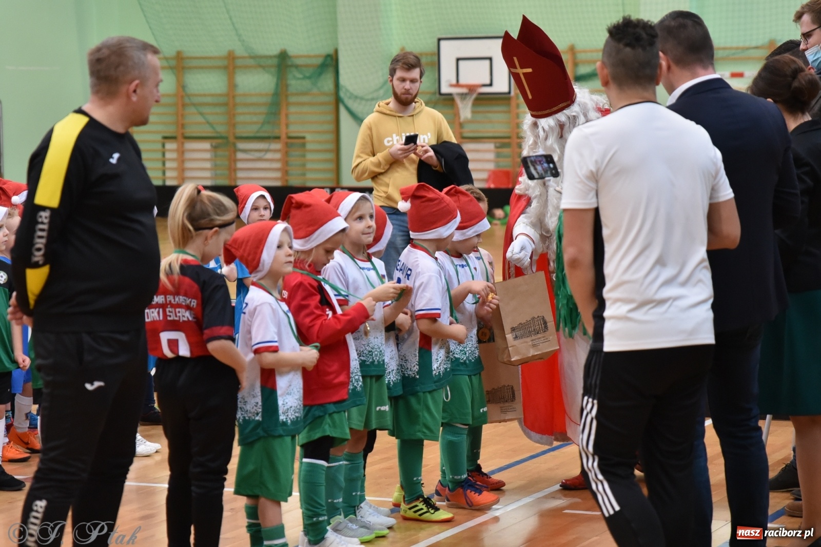 Zdjęcie w galerii na portalu naszraciborz.pl: Mikołajkowy turniej piłkarski w Arenie Rafako [FOTO i WIDEO] wiadomości z regionu