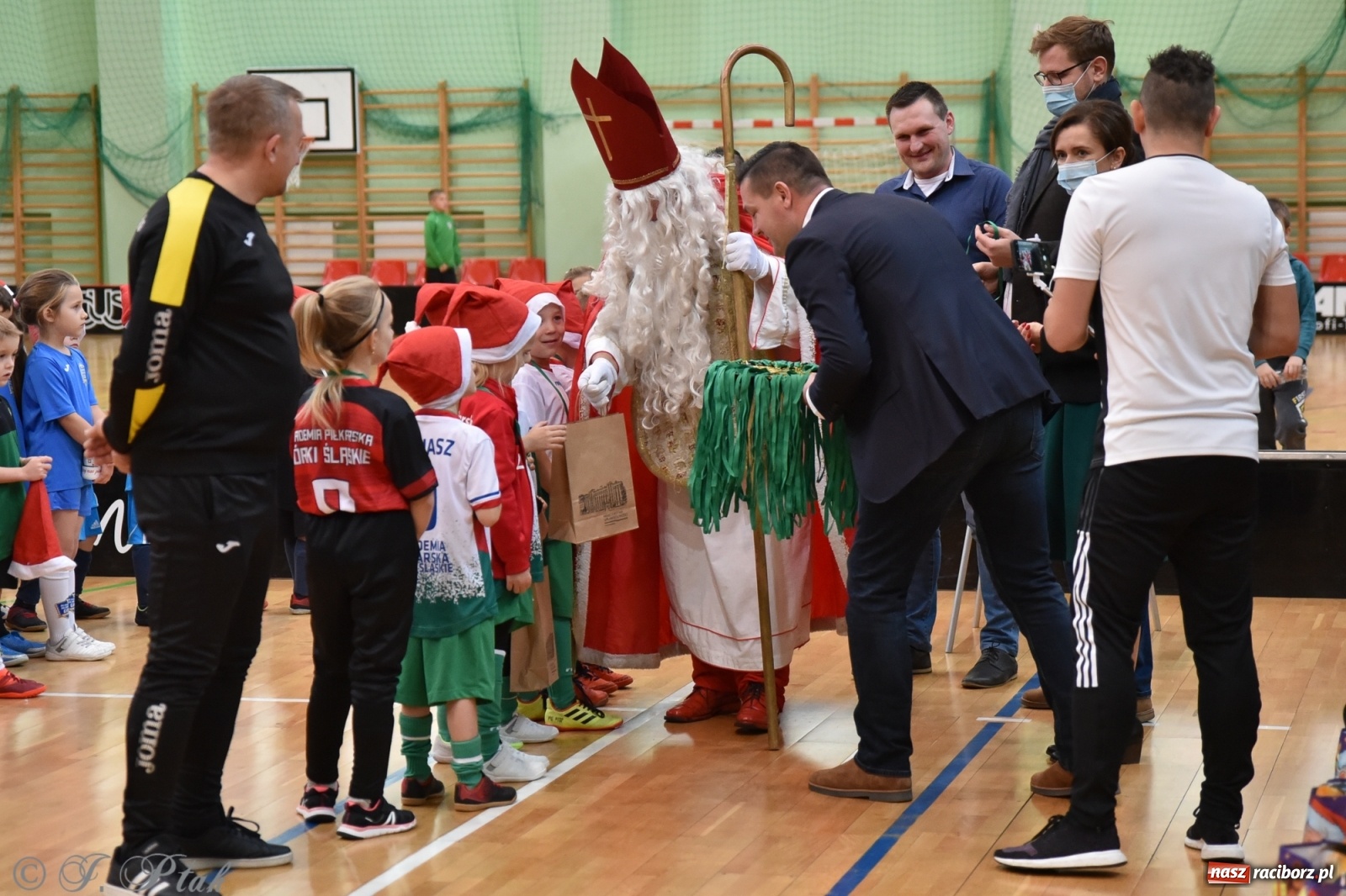Zdjęcie w galerii na portalu naszraciborz.pl: Mikołajkowy turniej piłkarski w Arenie Rafako [FOTO i WIDEO] wiadomości z regionu