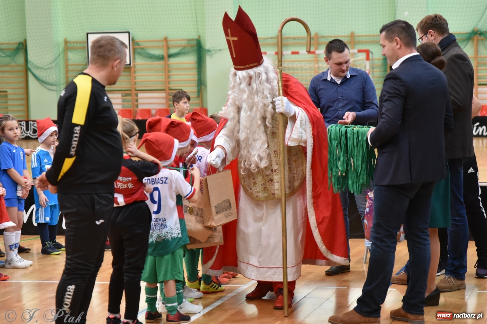 Zdjęcie w galerii na portalu naszraciborz.pl: Mikołajkowy turniej piłkarski w Arenie Rafako [FOTO i WIDEO] wiadomości z regionu