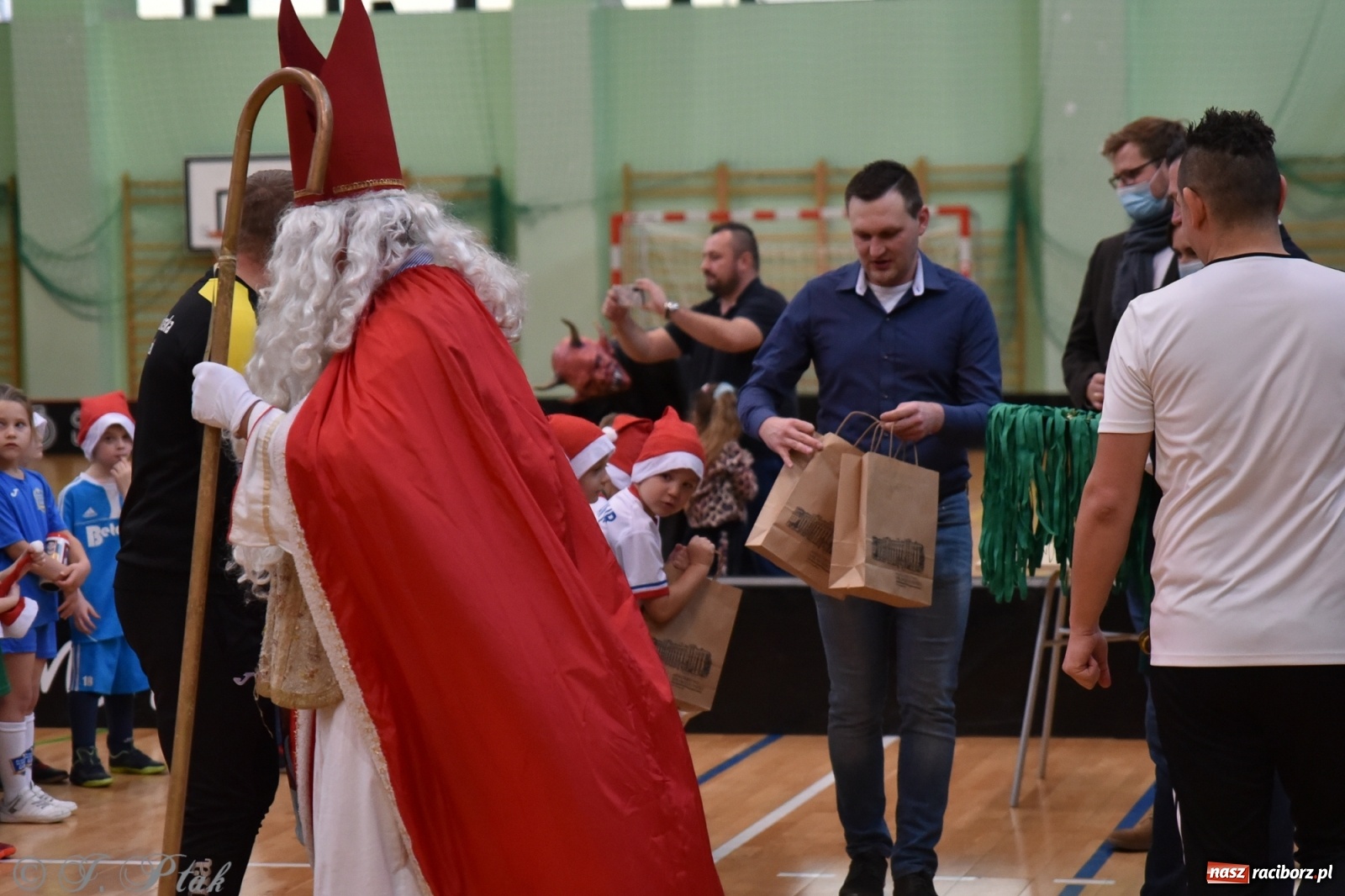 Zdjęcie w galerii na portalu naszraciborz.pl: Mikołajkowy turniej piłkarski w Arenie Rafako [FOTO i WIDEO] wiadomości z regionu