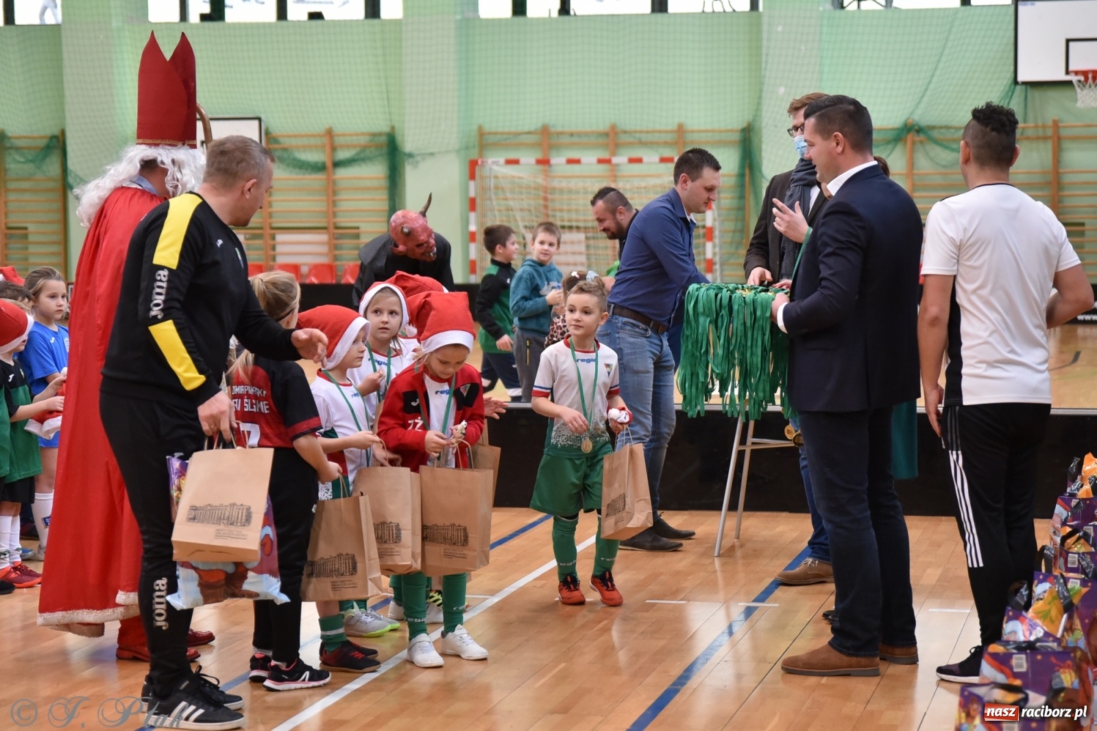 Zdjęcie w galerii na portalu naszraciborz.pl: Mikołajkowy turniej piłkarski w Arenie Rafako [FOTO i WIDEO] wiadomości z regionu