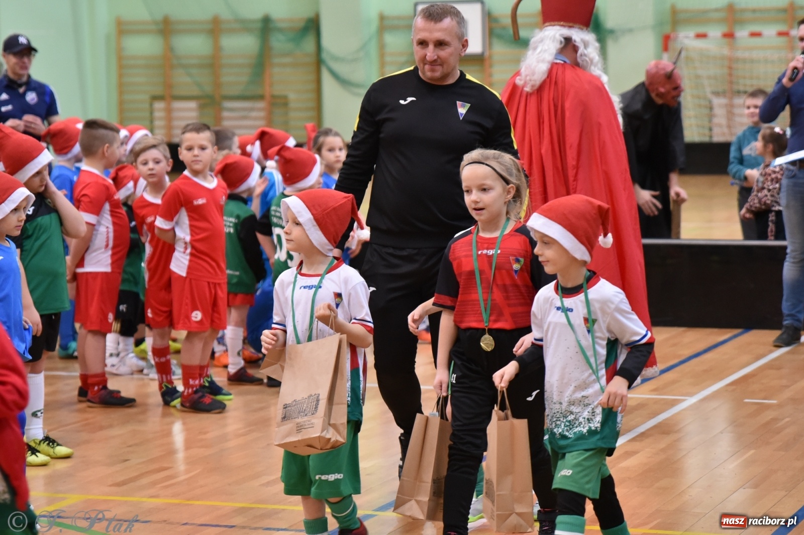 Zdjęcie w galerii na portalu naszraciborz.pl: Mikołajkowy turniej piłkarski w Arenie Rafako [FOTO i WIDEO] wiadomości z regionu