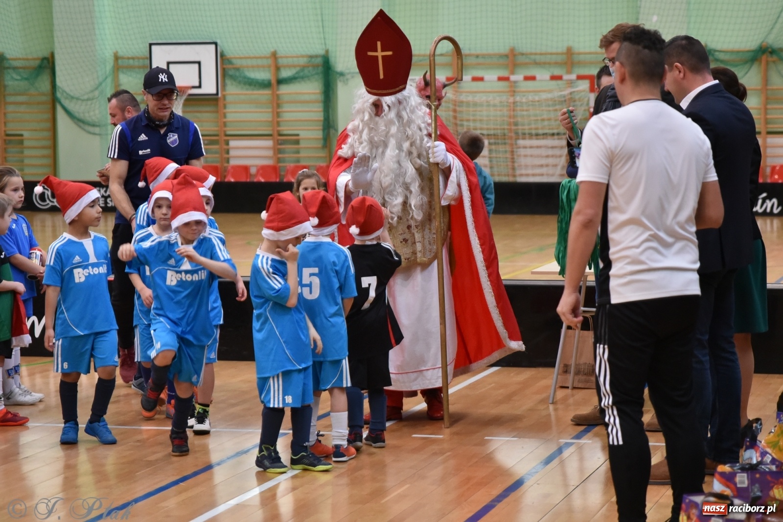 Zdjęcie w galerii na portalu naszraciborz.pl: Mikołajkowy turniej piłkarski w Arenie Rafako [FOTO i WIDEO] wiadomości z regionu