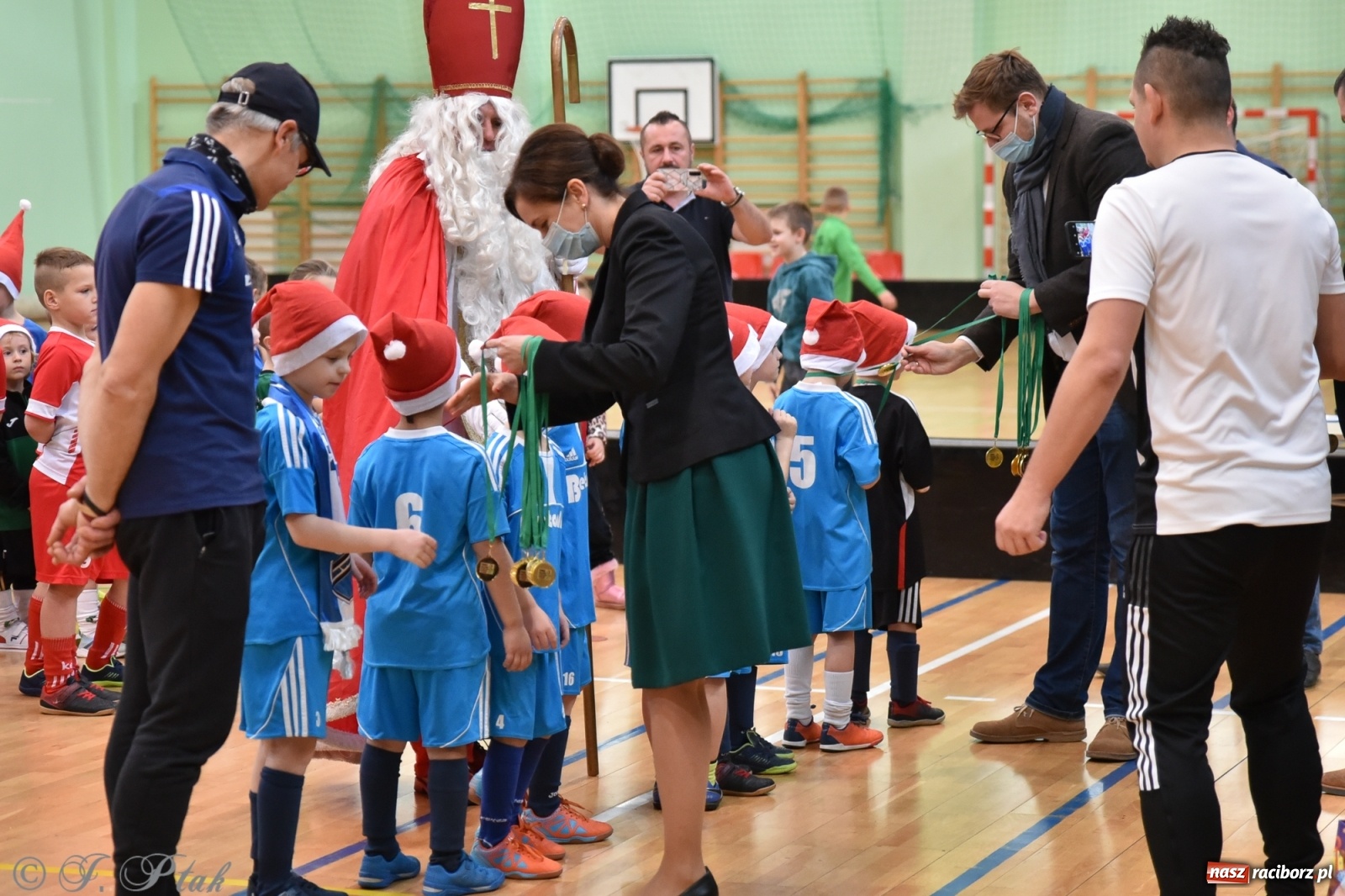 Zdjęcie w galerii na portalu naszraciborz.pl: Mikołajkowy turniej piłkarski w Arenie Rafako [FOTO i WIDEO] wiadomości z regionu