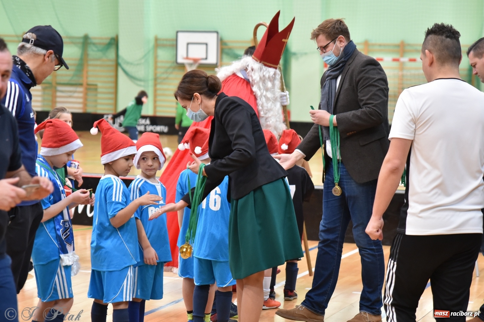 Zdjęcie w galerii na portalu naszraciborz.pl: Mikołajkowy turniej piłkarski w Arenie Rafako [FOTO i WIDEO] wiadomości z regionu