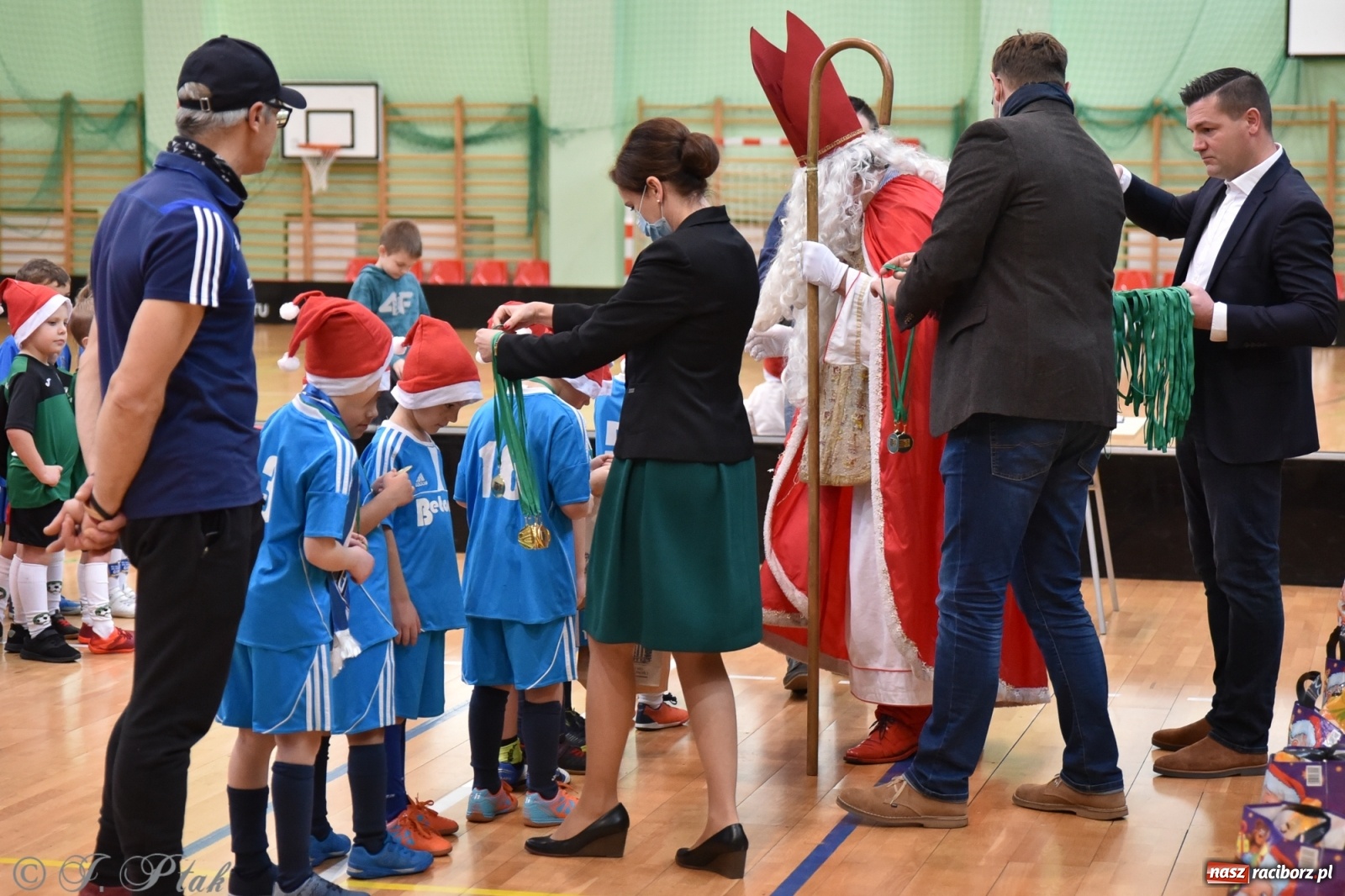 Zdjęcie w galerii na portalu naszraciborz.pl: Mikołajkowy turniej piłkarski w Arenie Rafako [FOTO i WIDEO] wiadomości z regionu