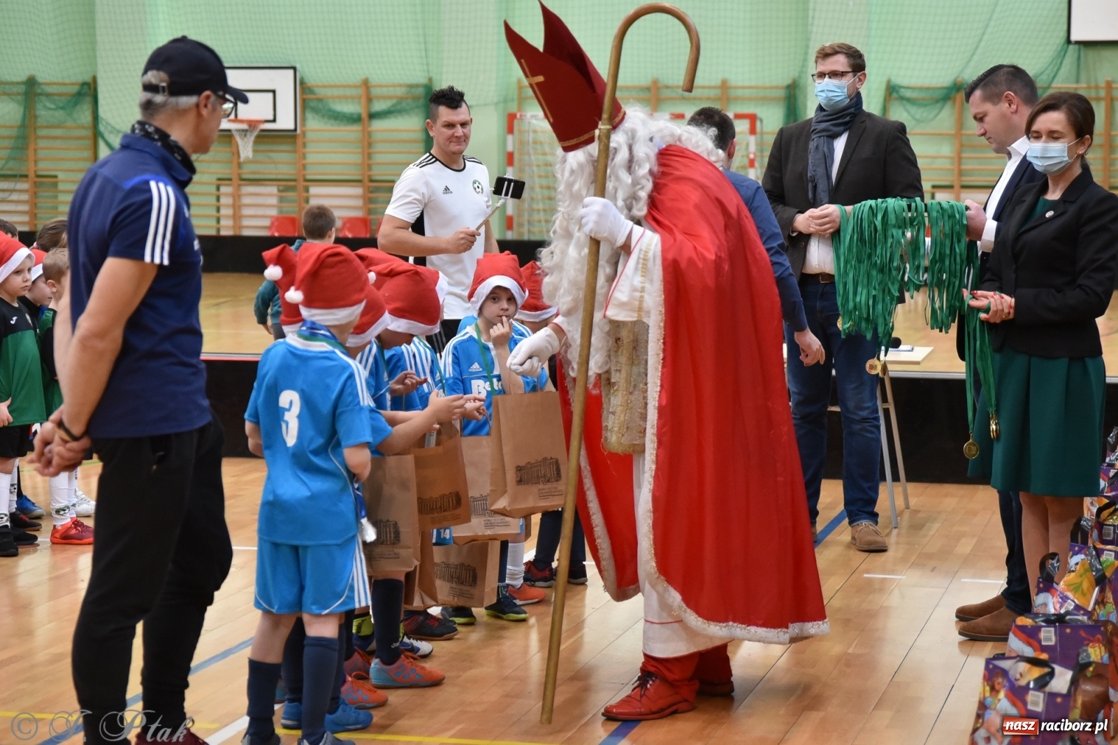Zdjęcie w galerii na portalu naszraciborz.pl: Mikołajkowy turniej piłkarski w Arenie Rafako [FOTO i WIDEO] wiadomości z regionu