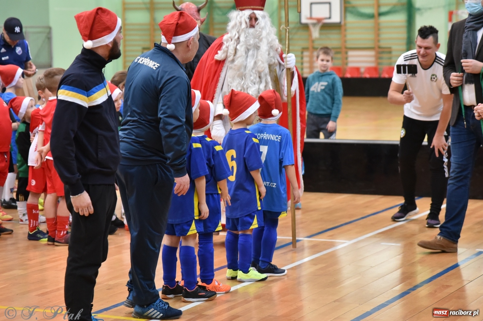 Zdjęcie w galerii na portalu naszraciborz.pl: Mikołajkowy turniej piłkarski w Arenie Rafako [FOTO i WIDEO] wiadomości z regionu