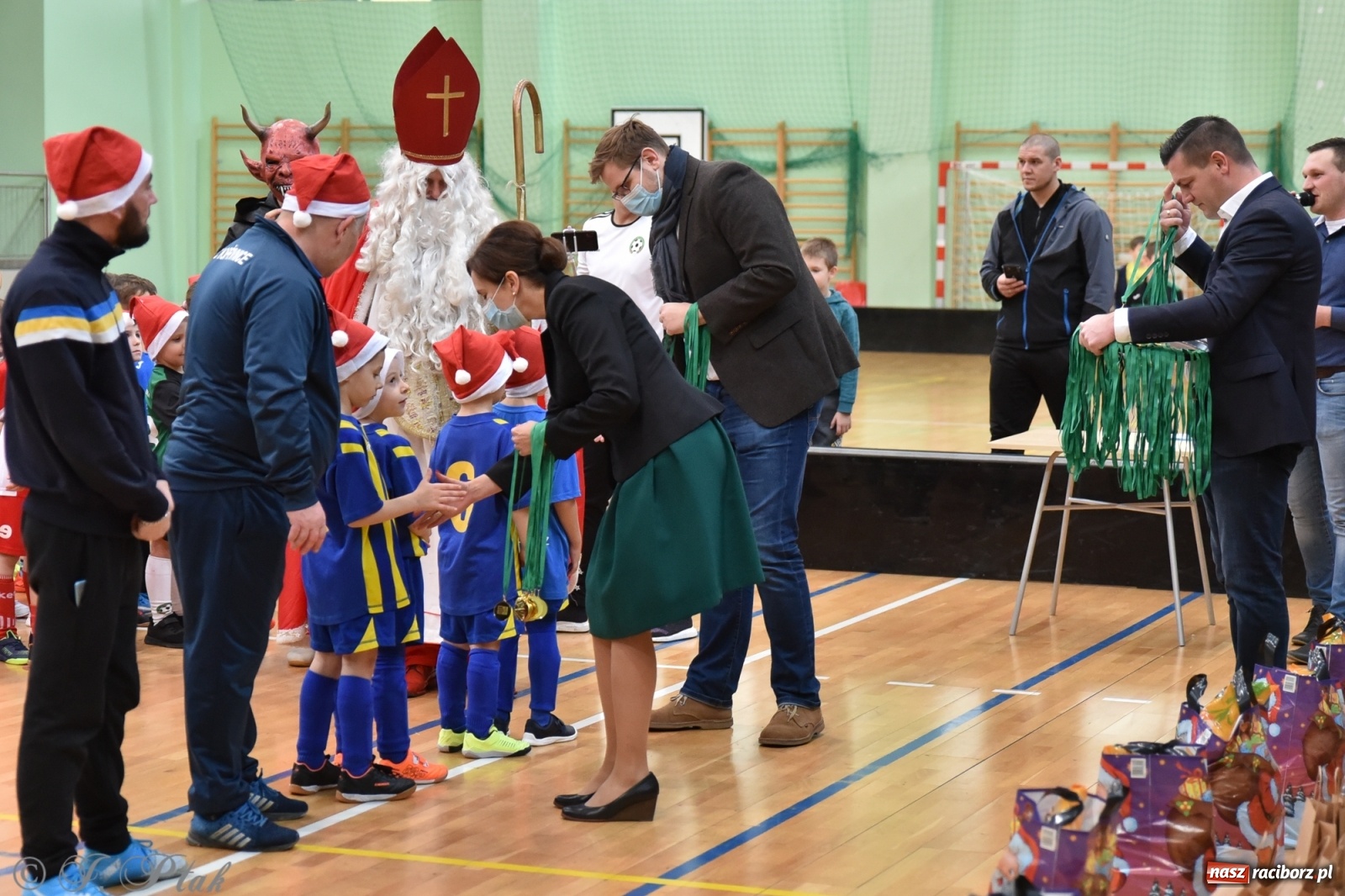 Zdjęcie w galerii na portalu naszraciborz.pl: Mikołajkowy turniej piłkarski w Arenie Rafako [FOTO i WIDEO] wiadomości z regionu