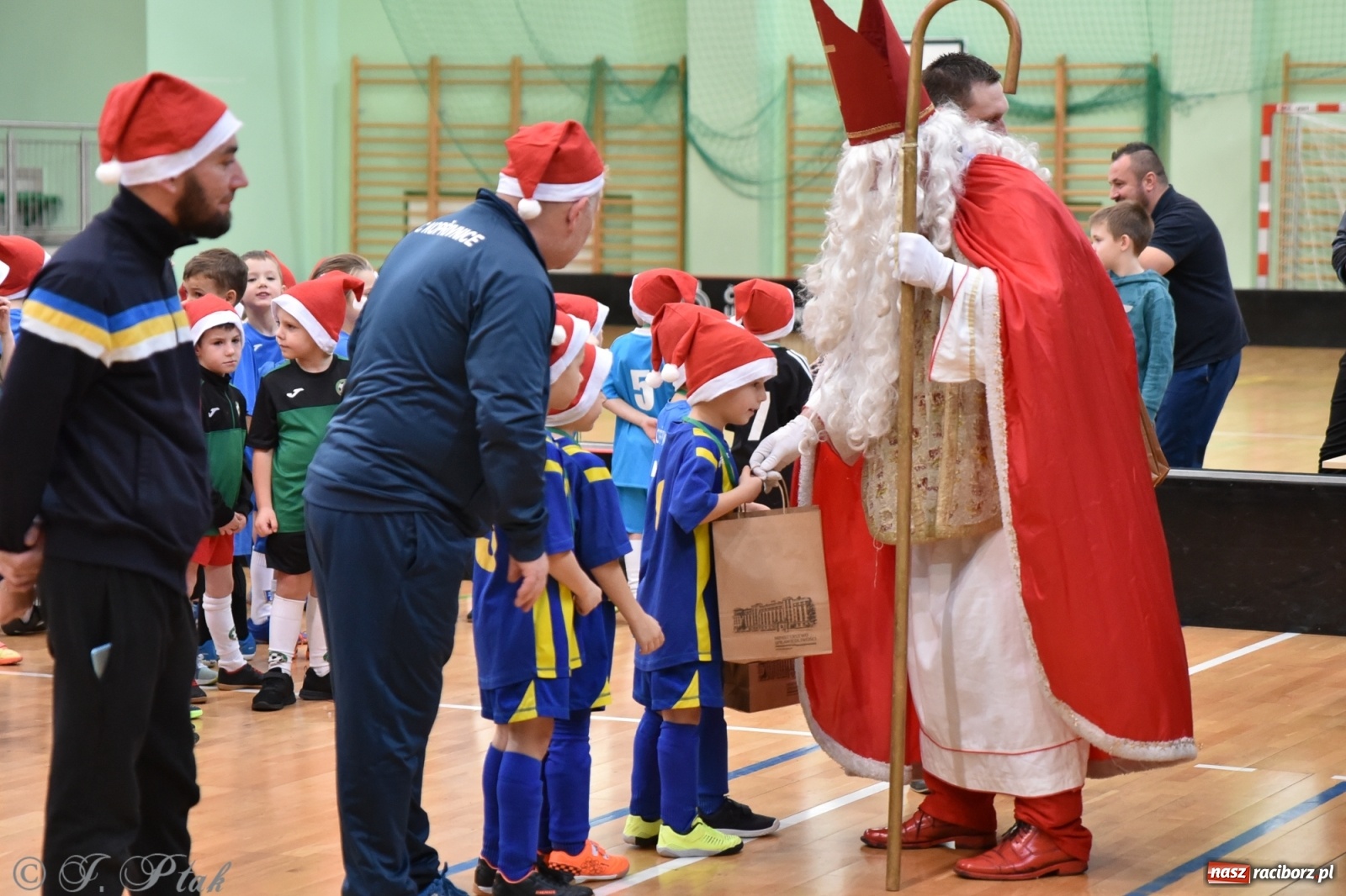 Zdjęcie w galerii na portalu naszraciborz.pl: Mikołajkowy turniej piłkarski w Arenie Rafako [FOTO i WIDEO] wiadomości z regionu