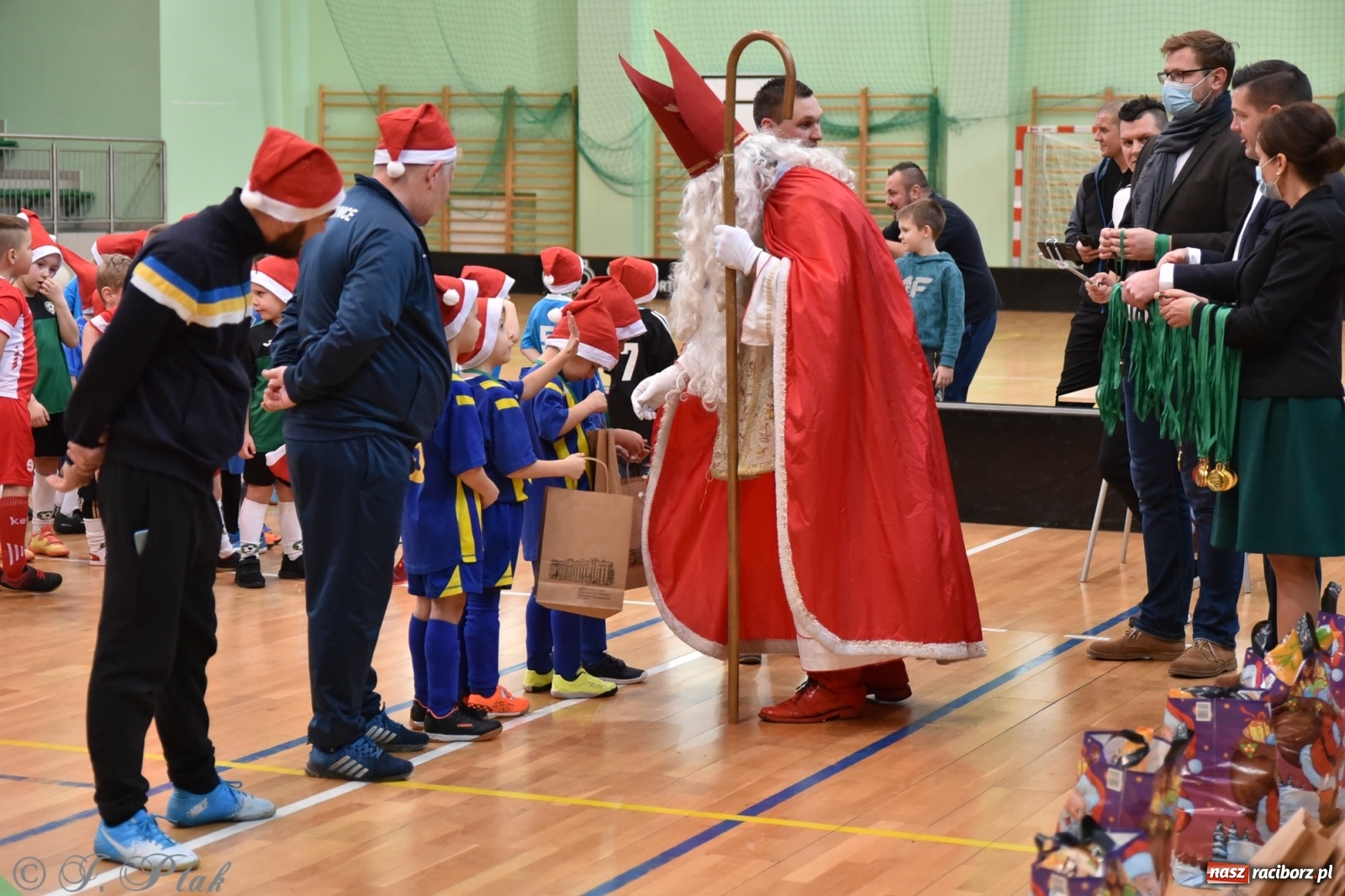 Zdjęcie w galerii na portalu naszraciborz.pl: Mikołajkowy turniej piłkarski w Arenie Rafako [FOTO i WIDEO] wiadomości z regionu