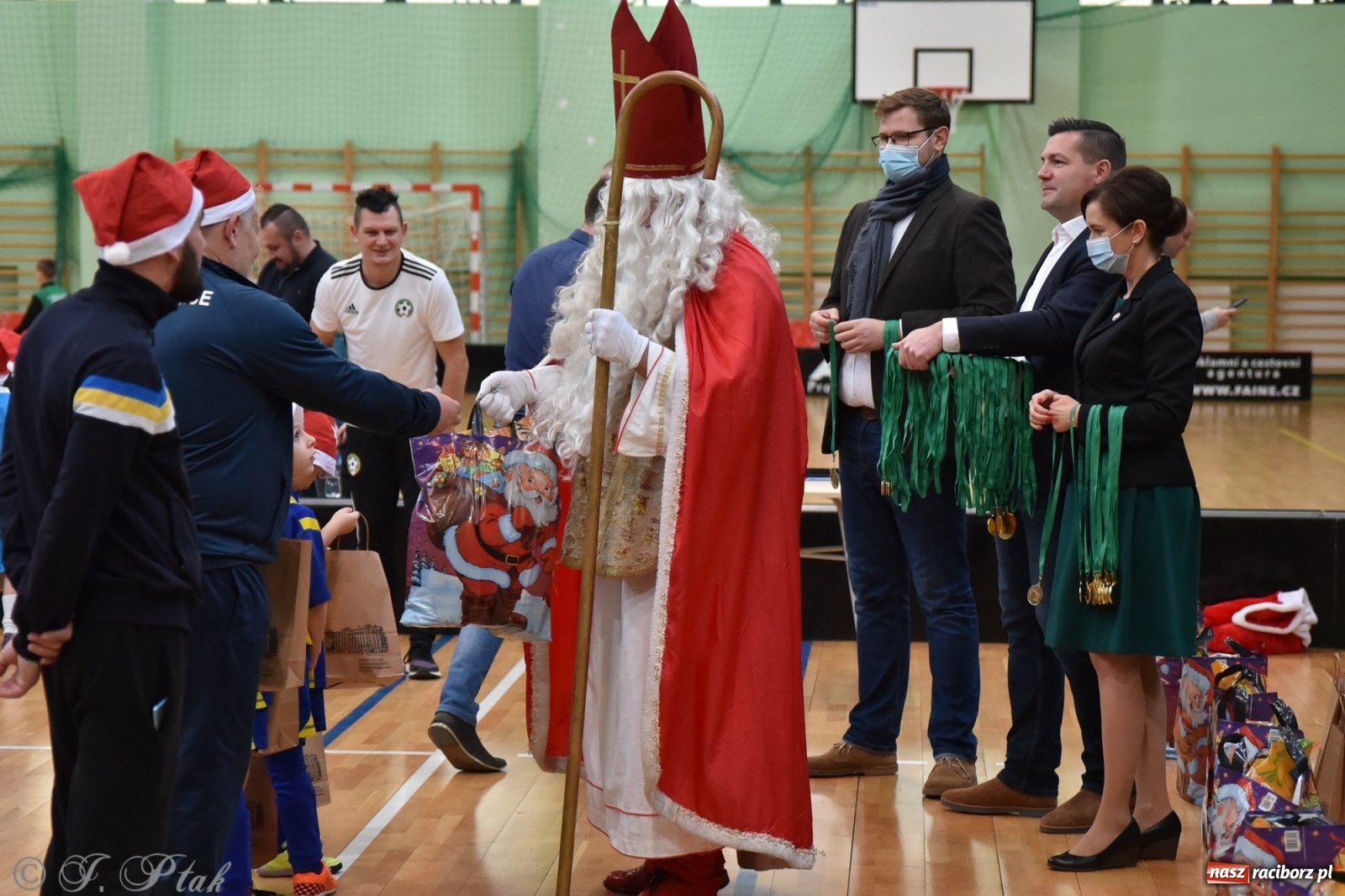 Zdjęcie w galerii na portalu naszraciborz.pl: Mikołajkowy turniej piłkarski w Arenie Rafako [FOTO i WIDEO] wiadomości z regionu