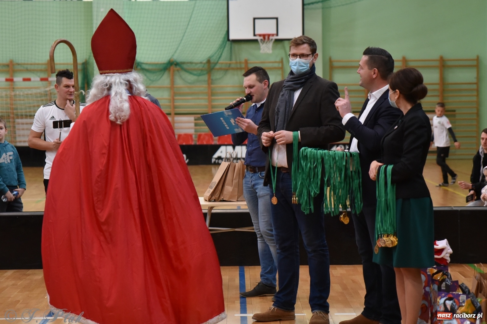 Zdjęcie w galerii na portalu naszraciborz.pl: Mikołajkowy turniej piłkarski w Arenie Rafako [FOTO i WIDEO] wiadomości z regionu