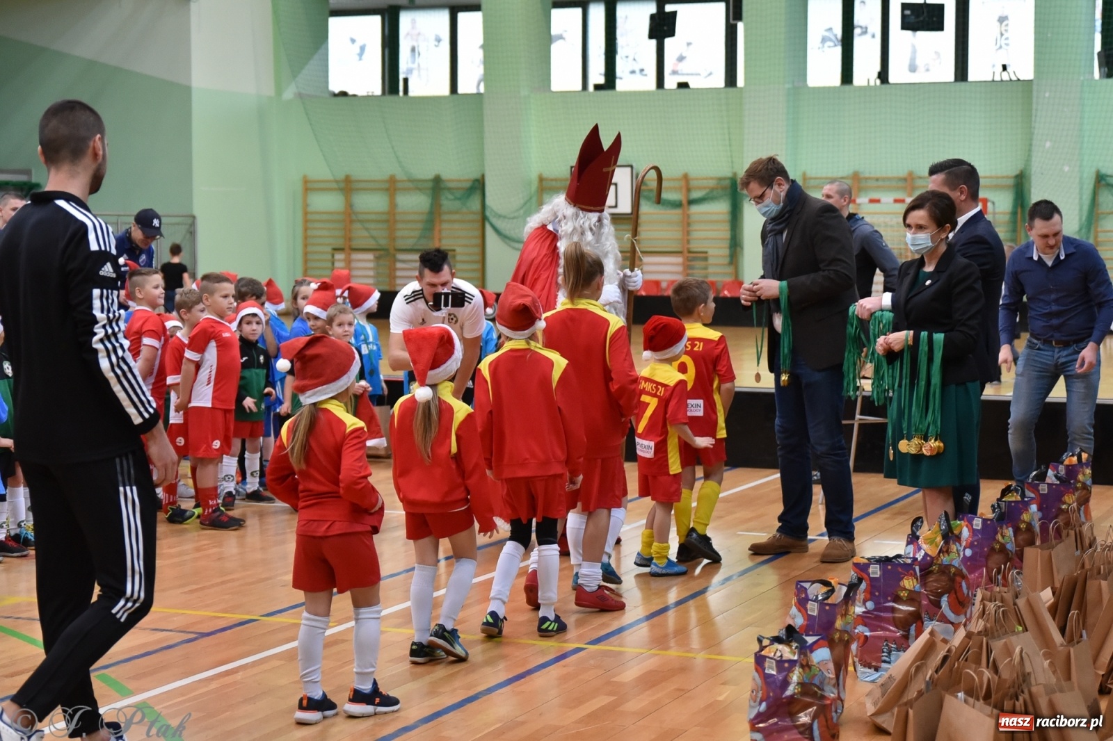 Zdjęcie w galerii na portalu naszraciborz.pl: Mikołajkowy turniej piłkarski w Arenie Rafako [FOTO i WIDEO] wiadomości z regionu