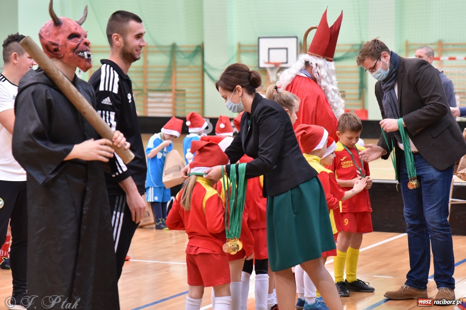 Zdjęcie w galerii na portalu naszraciborz.pl: Mikołajkowy turniej piłkarski w Arenie Rafako [FOTO i WIDEO] wiadomości z regionu