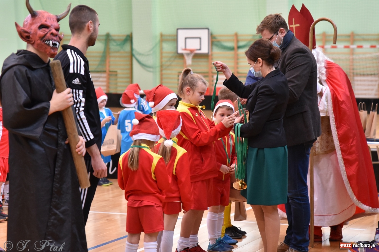 Zdjęcie w galerii na portalu naszraciborz.pl: Mikołajkowy turniej piłkarski w Arenie Rafako [FOTO i WIDEO] wiadomości z regionu