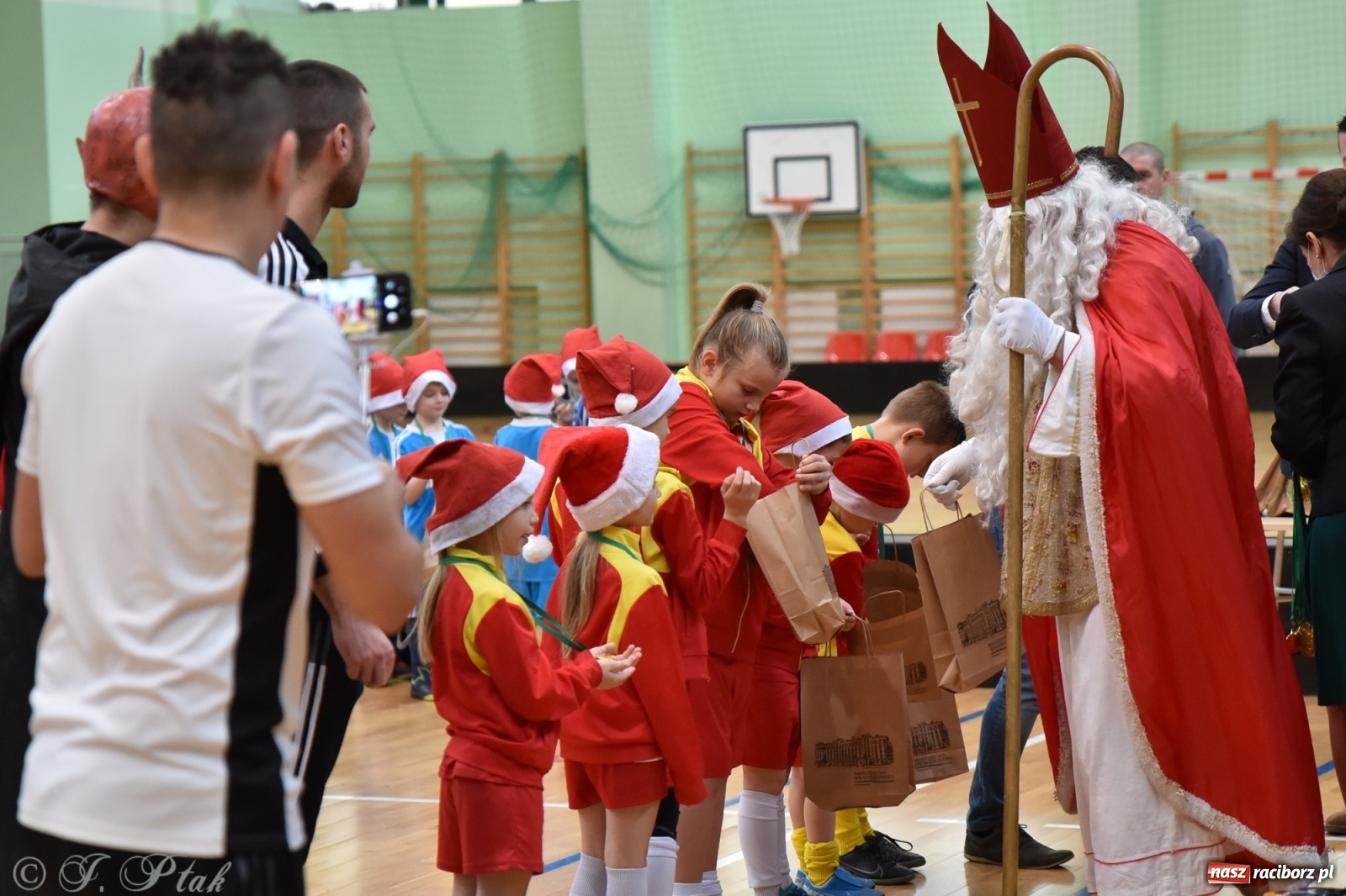 Zdjęcie w galerii na portalu naszraciborz.pl: Mikołajkowy turniej piłkarski w Arenie Rafako [FOTO i WIDEO] wiadomości z regionu