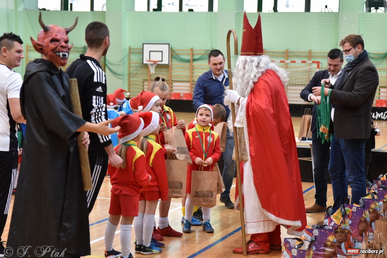 Zdjęcie w galerii na portalu naszraciborz.pl: Mikołajkowy turniej piłkarski w Arenie Rafako [FOTO i WIDEO] wiadomości z regionu