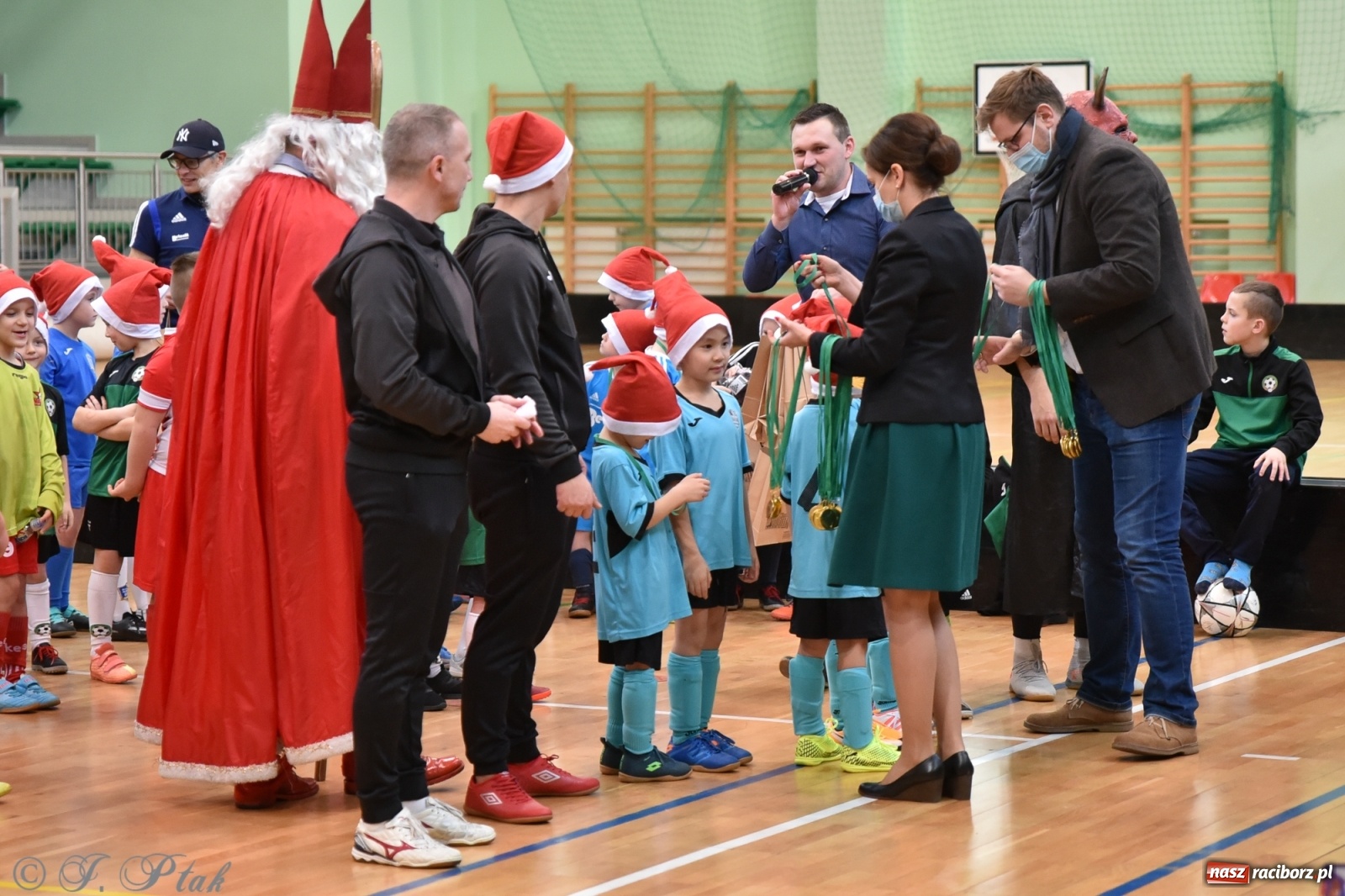 Zdjęcie w galerii na portalu naszraciborz.pl: Mikołajkowy turniej piłkarski w Arenie Rafako [FOTO i WIDEO] wiadomości z regionu