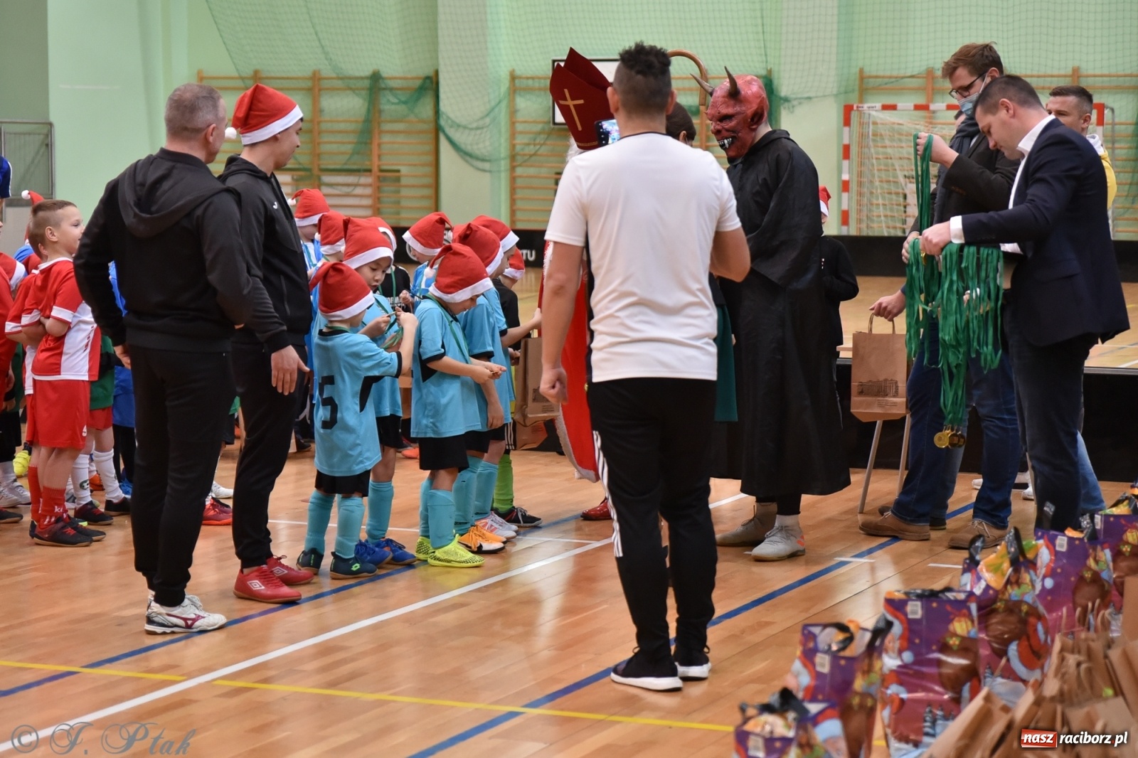 Zdjęcie w galerii na portalu naszraciborz.pl: Mikołajkowy turniej piłkarski w Arenie Rafako [FOTO i WIDEO] wiadomości z regionu