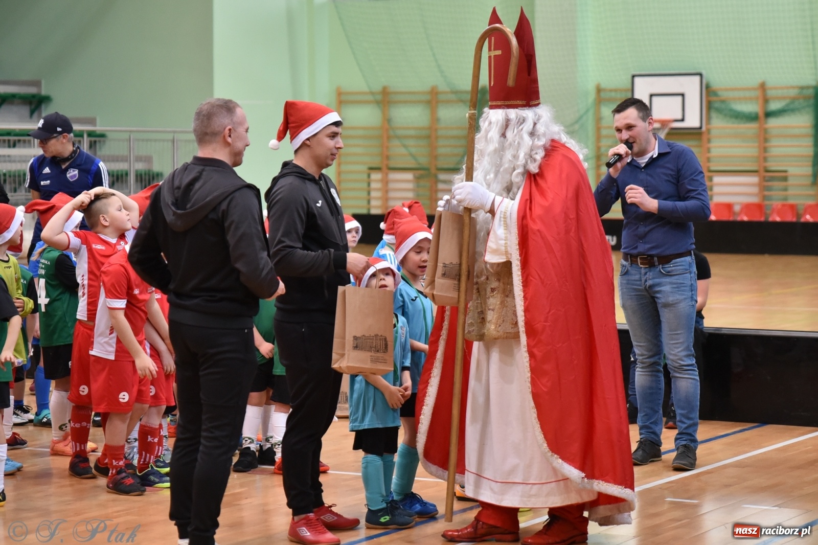 Zdjęcie w galerii na portalu naszraciborz.pl: Mikołajkowy turniej piłkarski w Arenie Rafako [FOTO i WIDEO] wiadomości z regionu