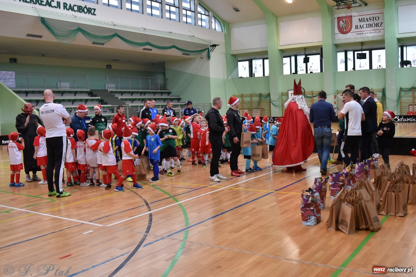 Zdjęcie w galerii na portalu naszraciborz.pl: Mikołajkowy turniej piłkarski w Arenie Rafako [FOTO i WIDEO] wiadomości z regionu