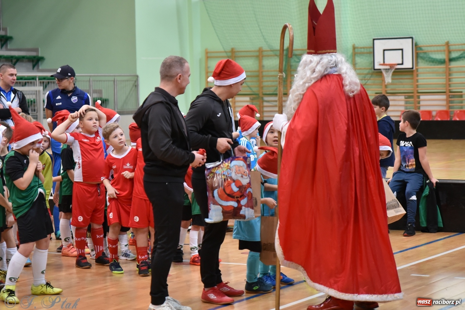 Zdjęcie w galerii na portalu naszraciborz.pl: Mikołajkowy turniej piłkarski w Arenie Rafako [FOTO i WIDEO] wiadomości z regionu