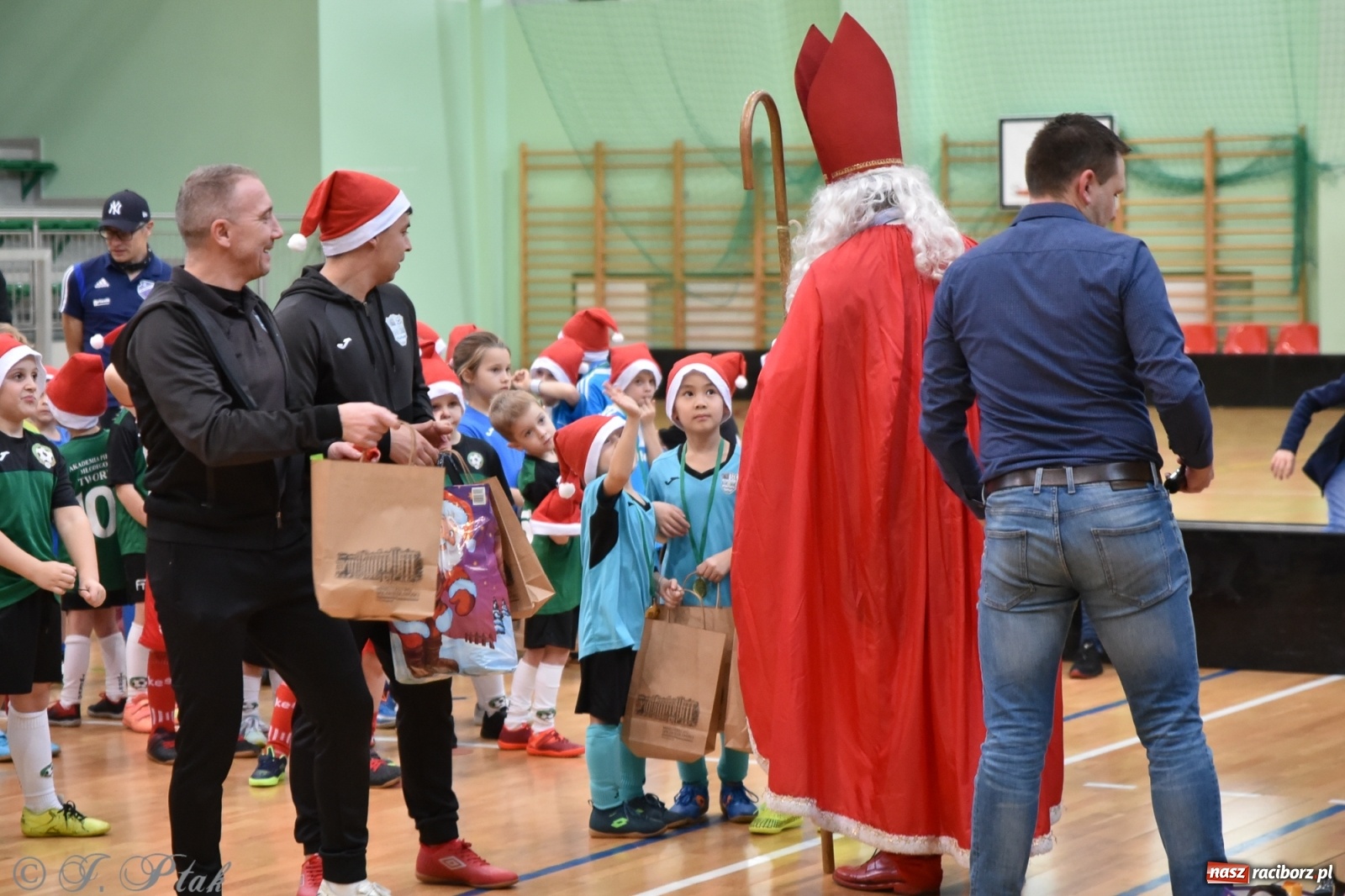 Zdjęcie w galerii na portalu naszraciborz.pl: Mikołajkowy turniej piłkarski w Arenie Rafako [FOTO i WIDEO] wiadomości z regionu