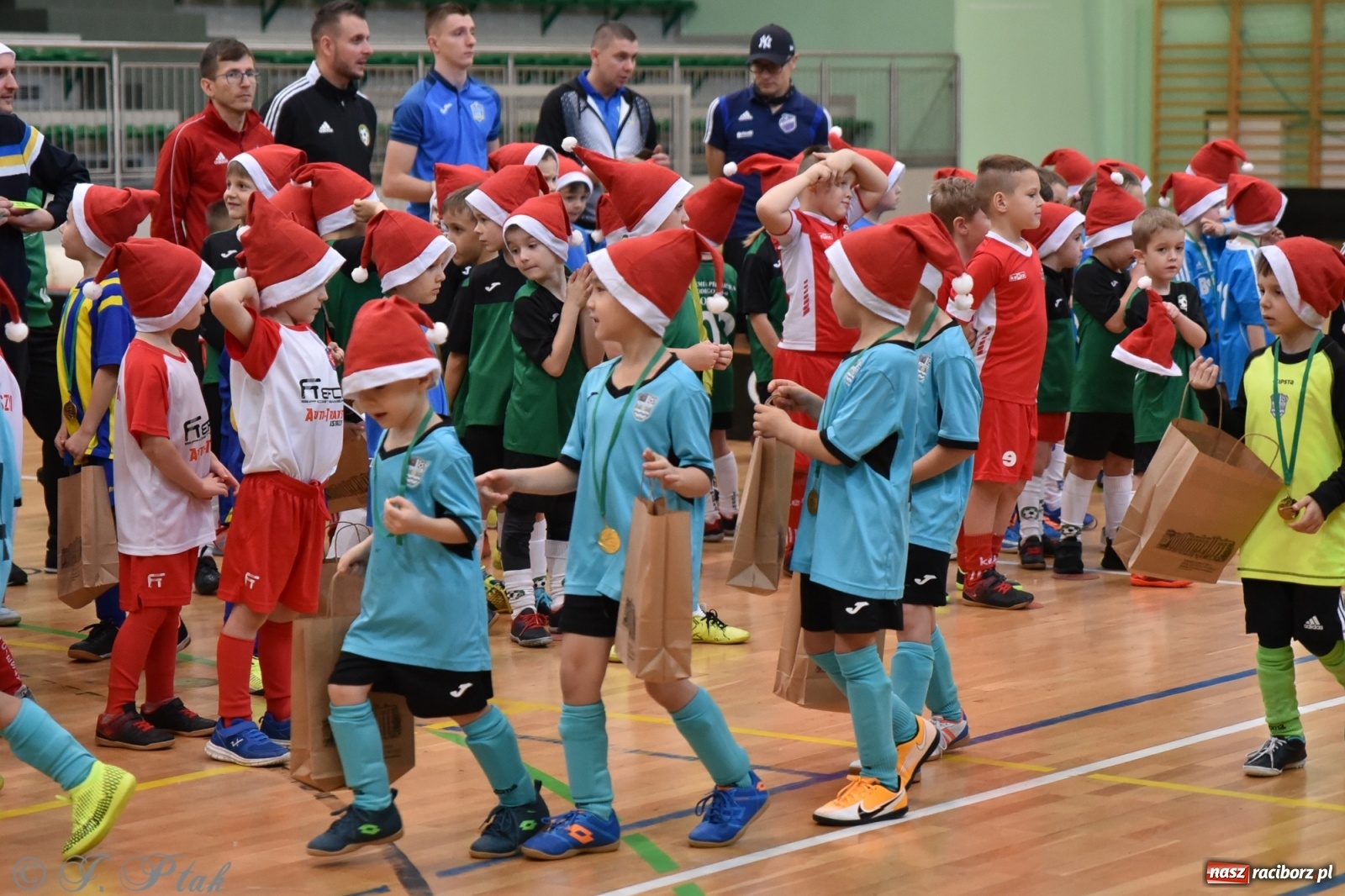 Zdjęcie w galerii na portalu naszraciborz.pl: Mikołajkowy turniej piłkarski w Arenie Rafako [FOTO i WIDEO] wiadomości z regionu