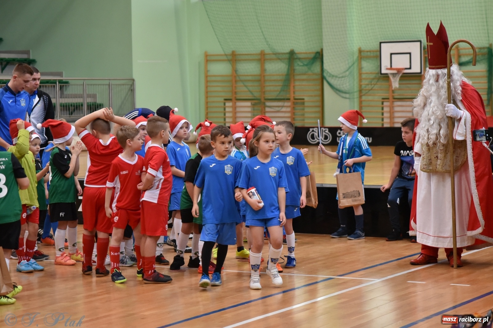 Zdjęcie w galerii na portalu naszraciborz.pl: Mikołajkowy turniej piłkarski w Arenie Rafako [FOTO i WIDEO] wiadomości z regionu