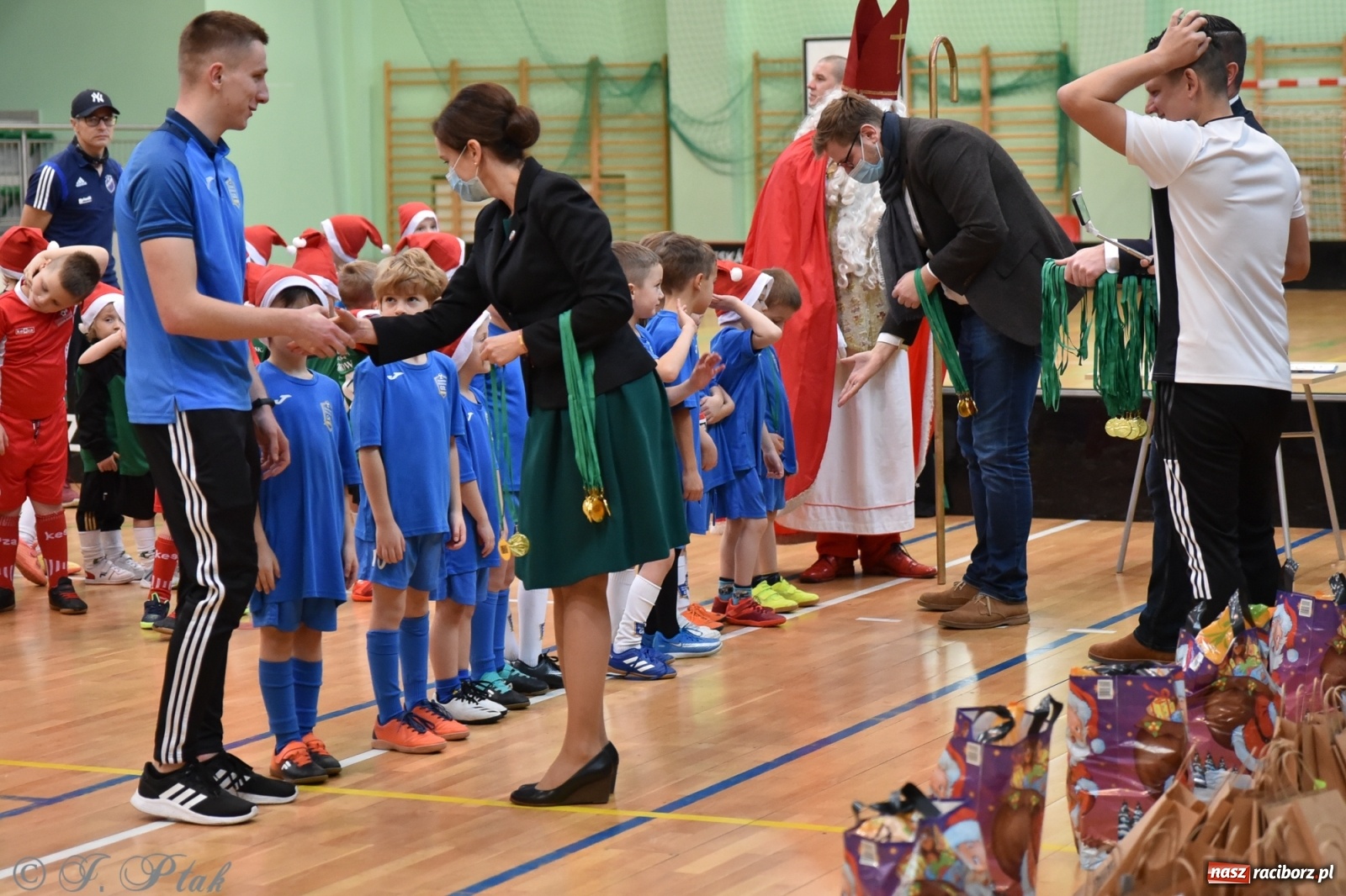 Zdjęcie w galerii na portalu naszraciborz.pl: Mikołajkowy turniej piłkarski w Arenie Rafako [FOTO i WIDEO] wiadomości z regionu