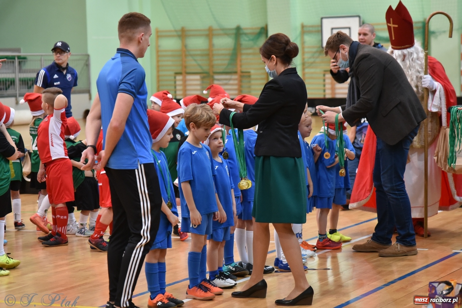 Zdjęcie w galerii na portalu naszraciborz.pl: Mikołajkowy turniej piłkarski w Arenie Rafako [FOTO i WIDEO] wiadomości z regionu