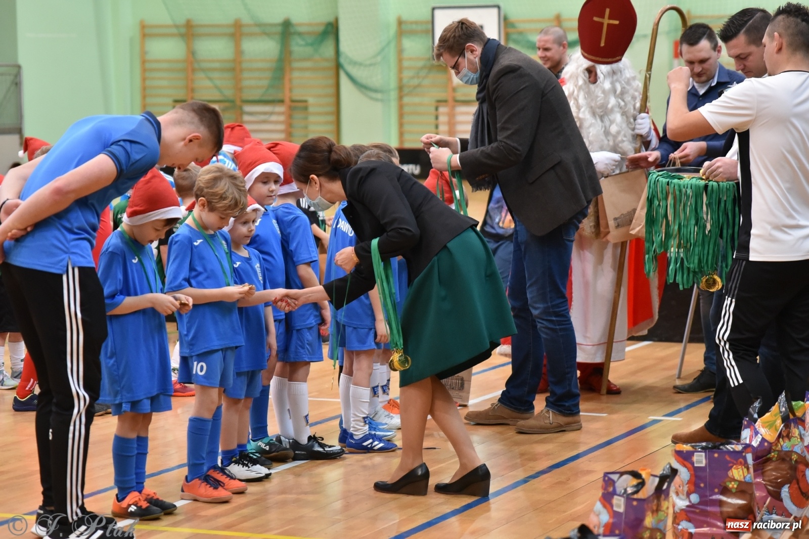 Zdjęcie w galerii na portalu naszraciborz.pl: Mikołajkowy turniej piłkarski w Arenie Rafako [FOTO i WIDEO] wiadomości z regionu