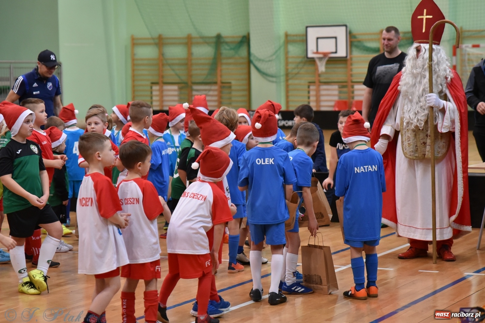 Zdjęcie w galerii na portalu naszraciborz.pl: Mikołajkowy turniej piłkarski w Arenie Rafako [FOTO i WIDEO] wiadomości z regionu