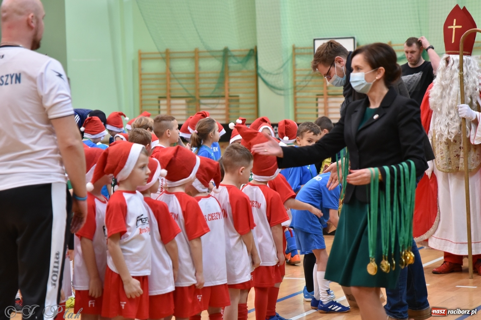 Zdjęcie w galerii na portalu naszraciborz.pl: Mikołajkowy turniej piłkarski w Arenie Rafako [FOTO i WIDEO] wiadomości z regionu