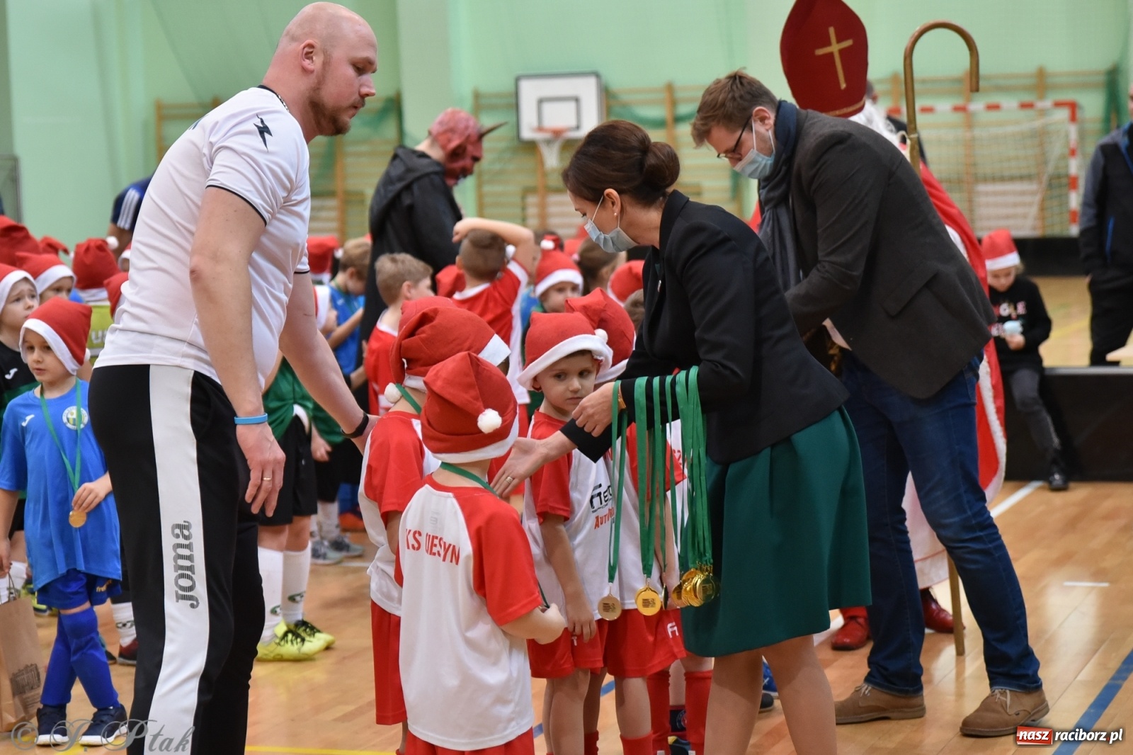 Zdjęcie w galerii na portalu naszraciborz.pl: Mikołajkowy turniej piłkarski w Arenie Rafako [FOTO i WIDEO] wiadomości z regionu