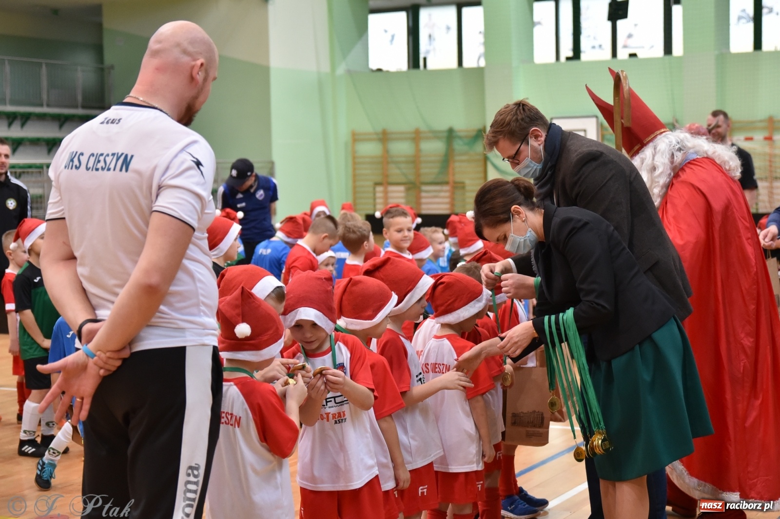 Zdjęcie w galerii na portalu naszraciborz.pl: Mikołajkowy turniej piłkarski w Arenie Rafako [FOTO i WIDEO] wiadomości z regionu