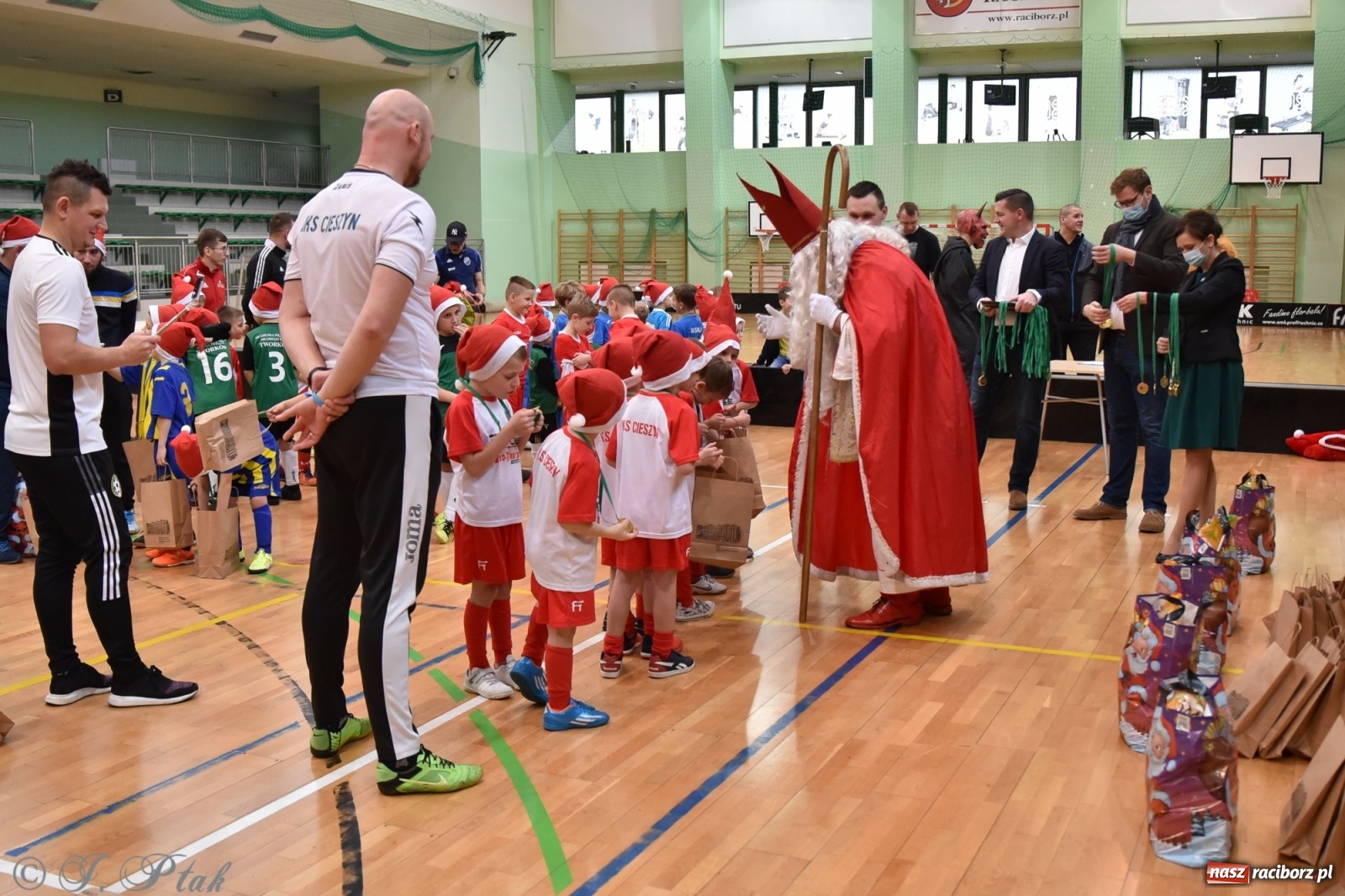 Zdjęcie w galerii na portalu naszraciborz.pl: Mikołajkowy turniej piłkarski w Arenie Rafako [FOTO i WIDEO] wiadomości z regionu