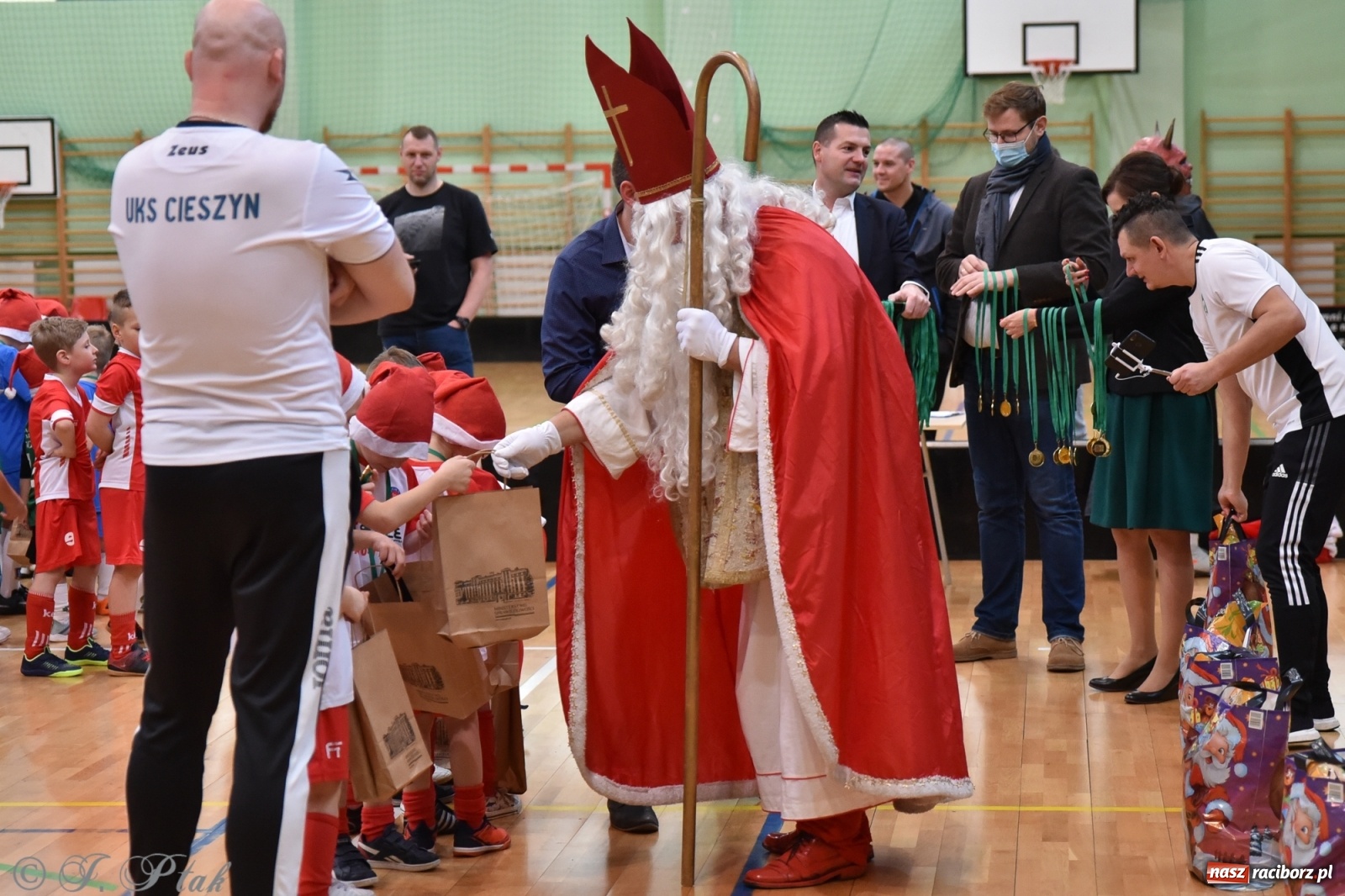 Zdjęcie w galerii na portalu naszraciborz.pl: Mikołajkowy turniej piłkarski w Arenie Rafako [FOTO i WIDEO] wiadomości z regionu